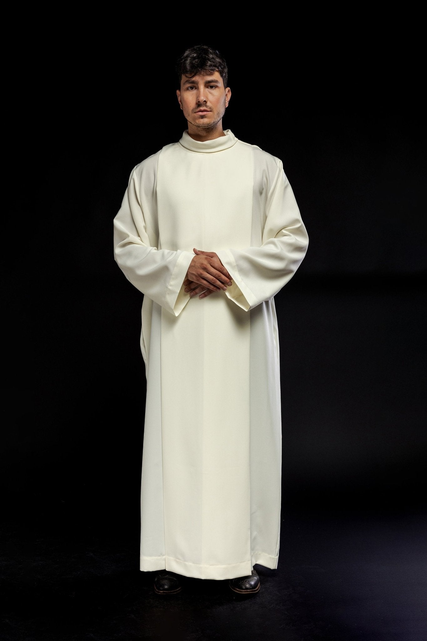 Alva sacerdotal lisa com gola alta creme