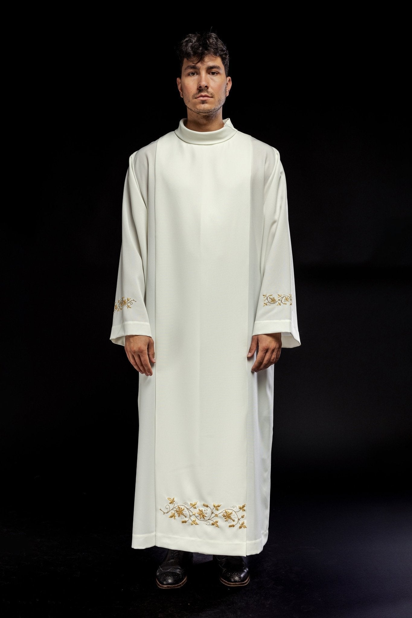 Alva sacerdotal bordada com gola alta creme