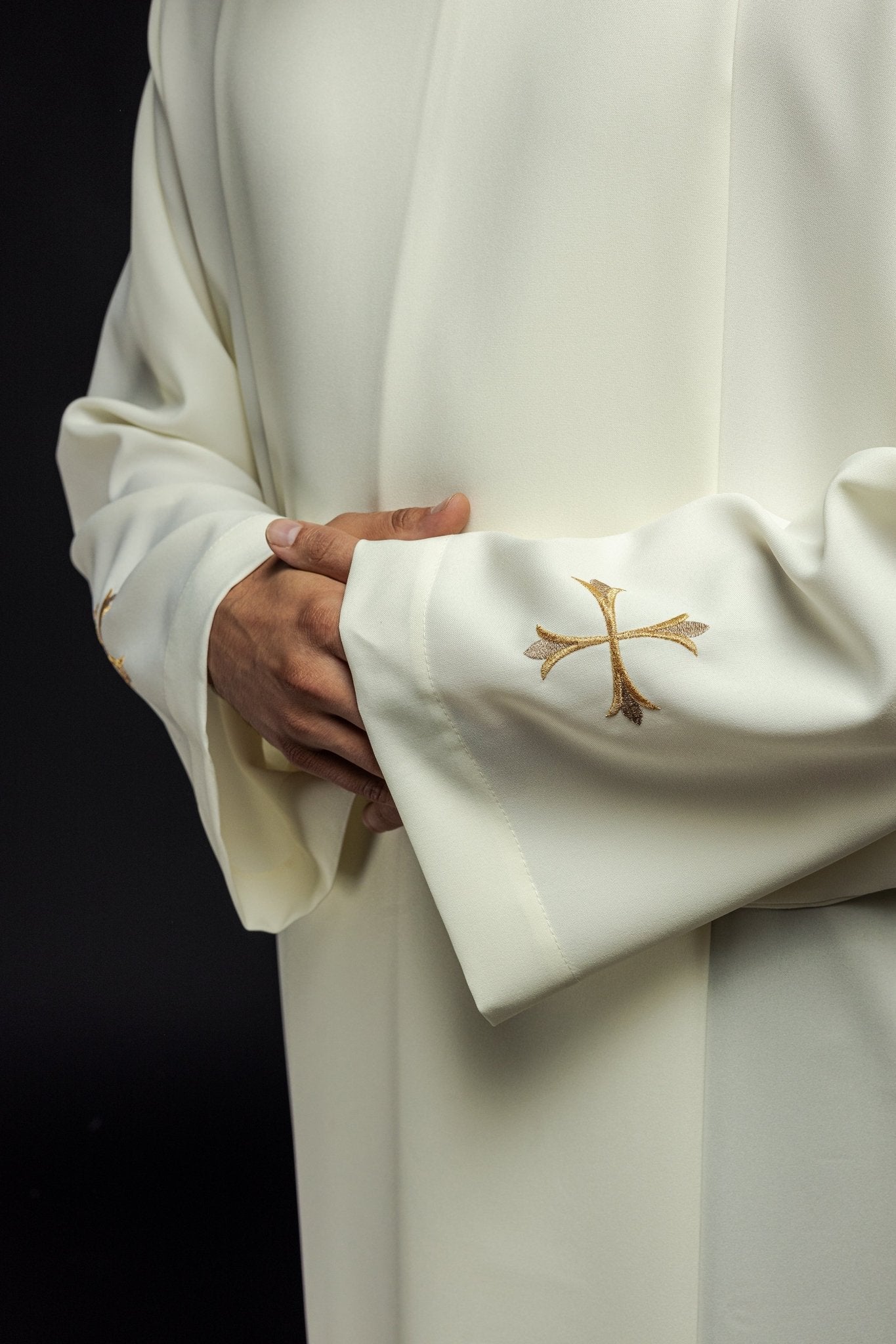 Alva sacerdotal lisa com gola alta e bordado de cruzes creme