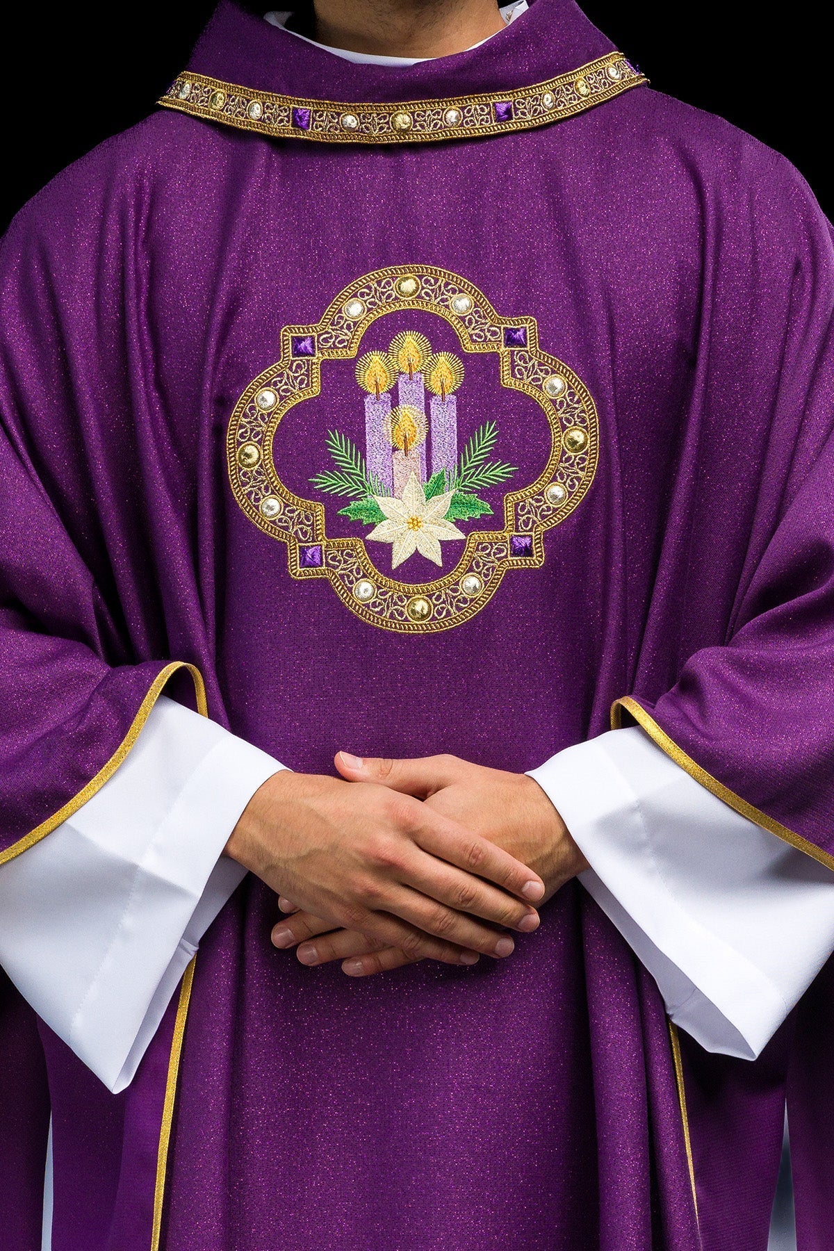 Casula roxa bordada para o Advento em tecido brilhante
