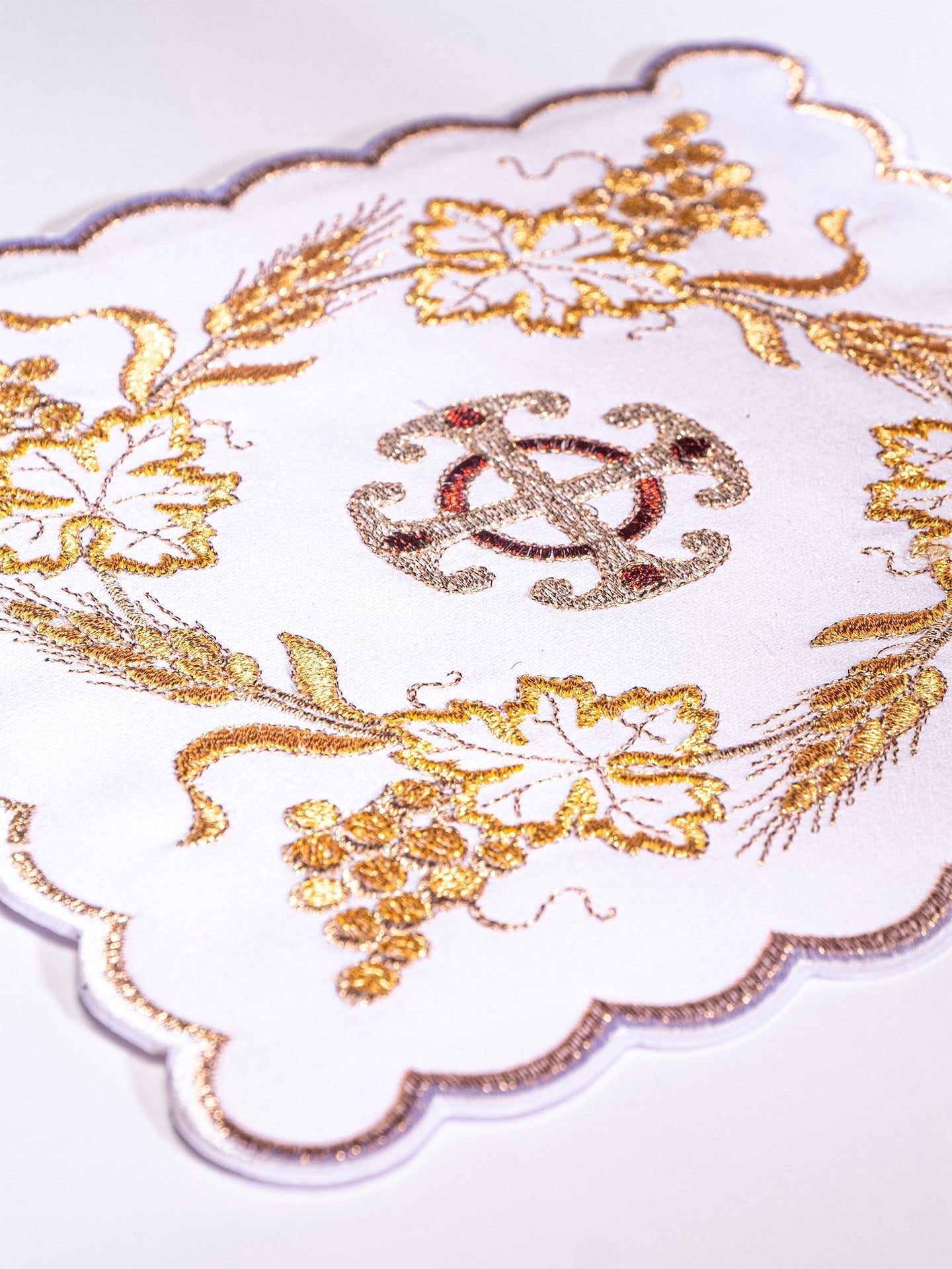 Conjunto de alfaias litúrgicas ricamente bordado