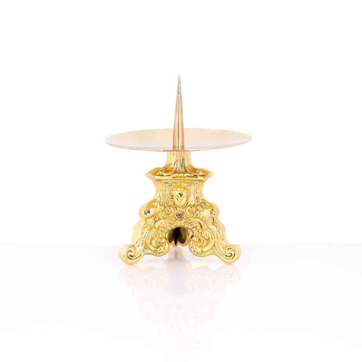 Castiçal de latão de 8 cm, vista frontal, com base ornamentada e ponta central para vela