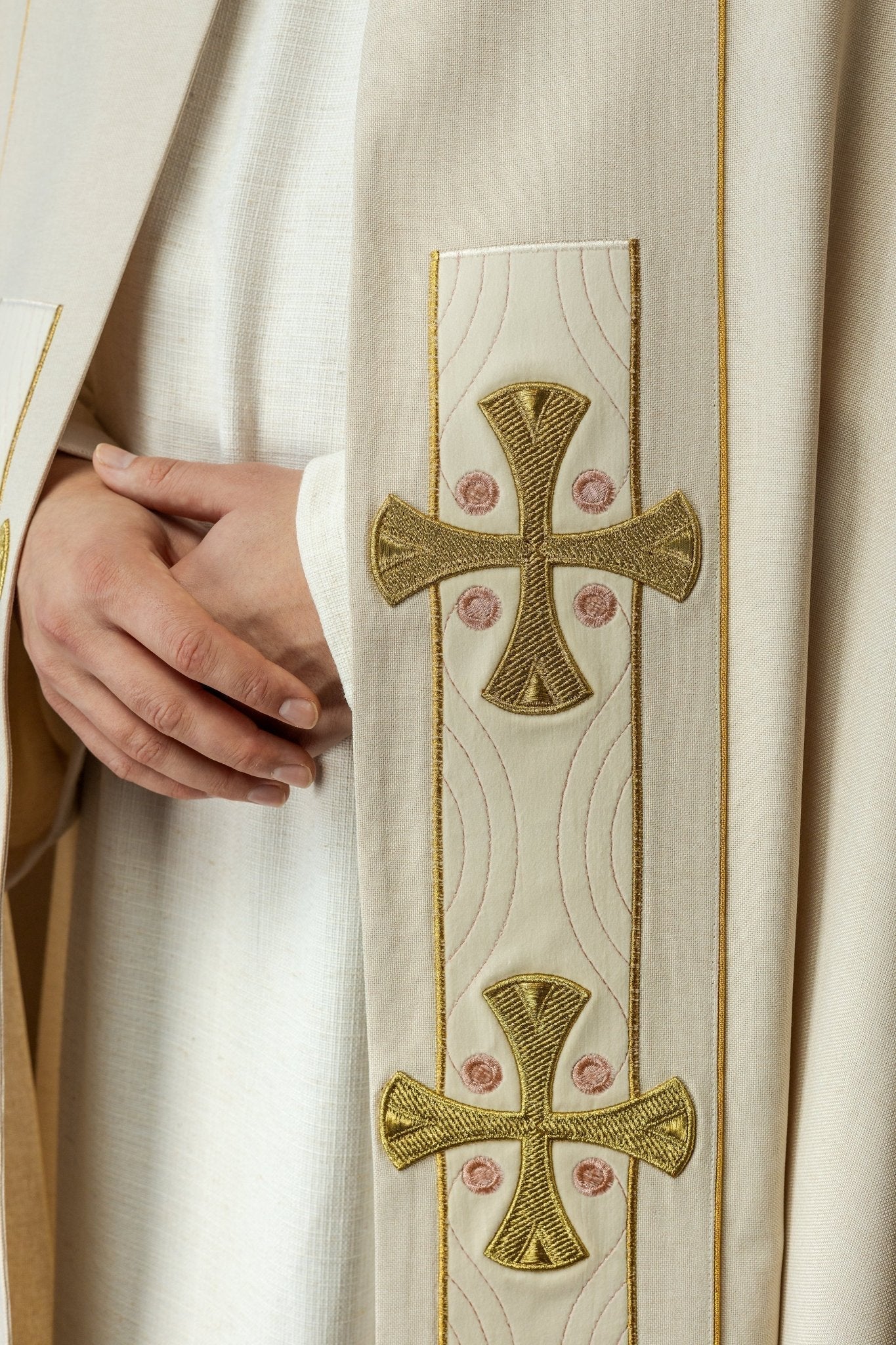 Capa de asperges com bordado de cruzes douradas e veludo creme