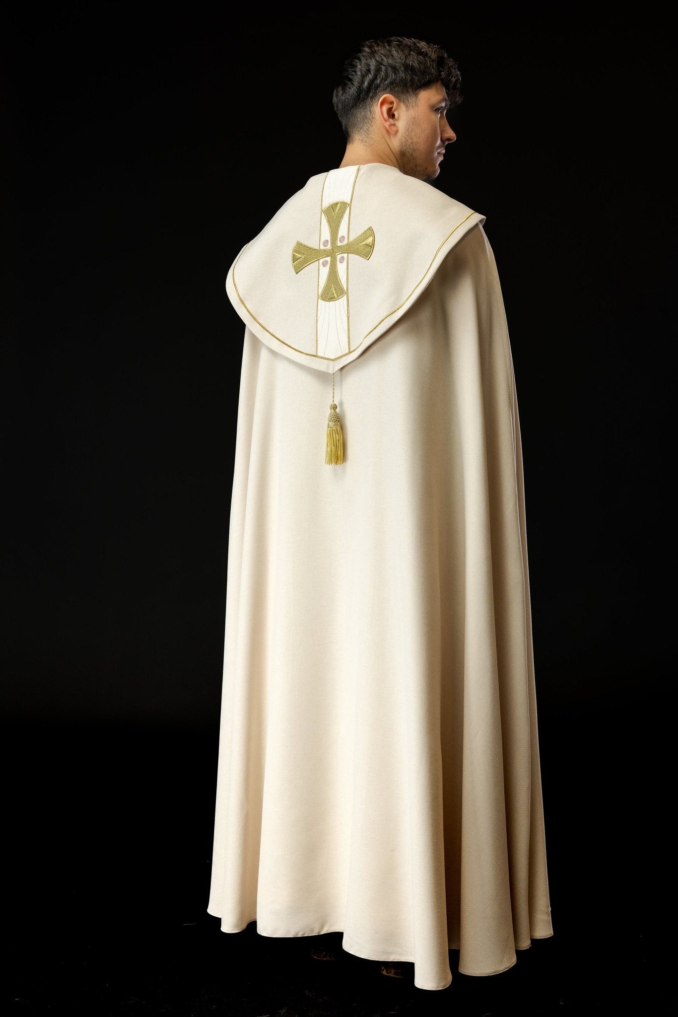 Capa de asperges com bordado de cruzes douradas e veludo creme