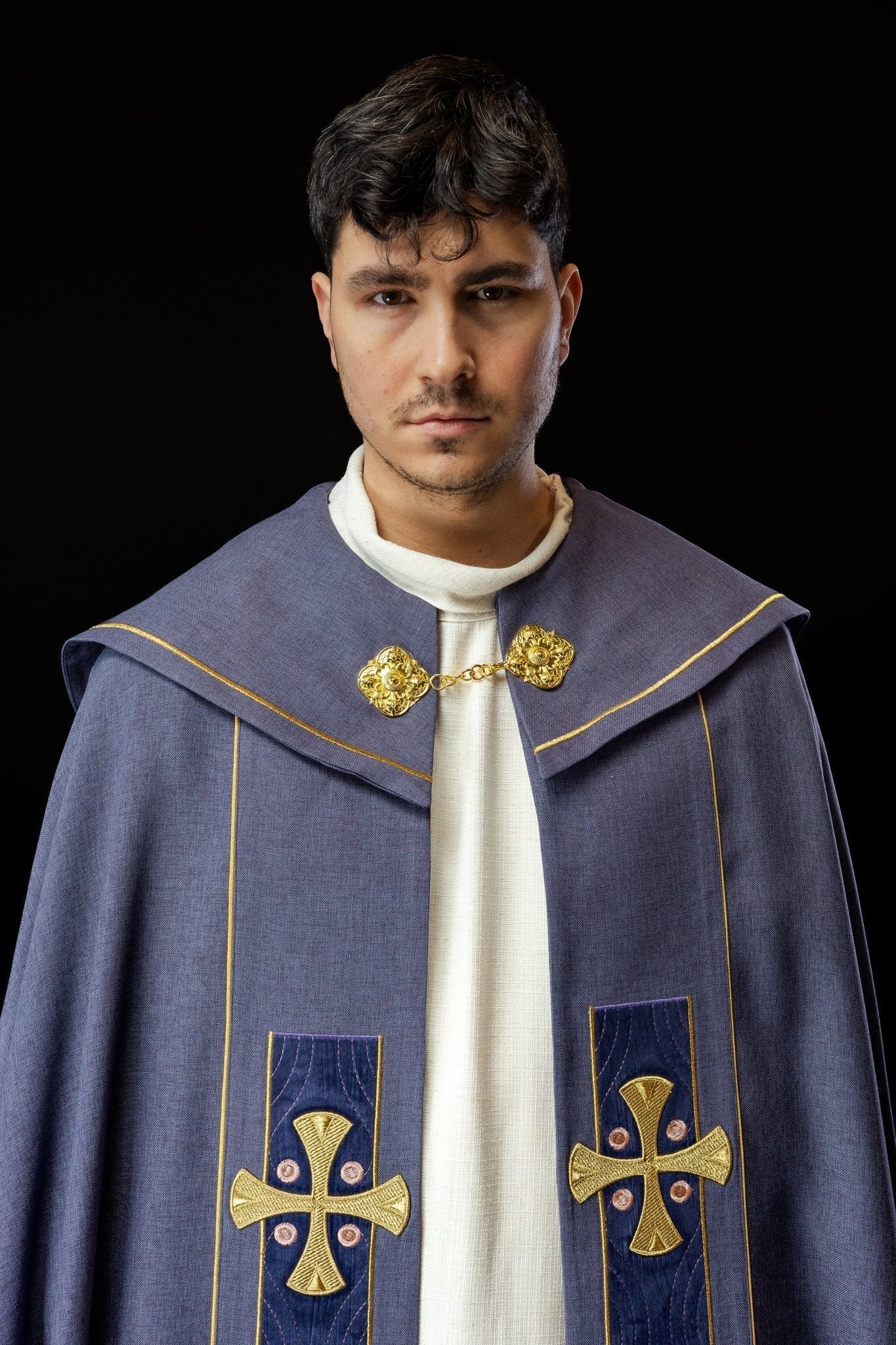 Capa de asperges com bordado de cruzes douradas e veludo roxo