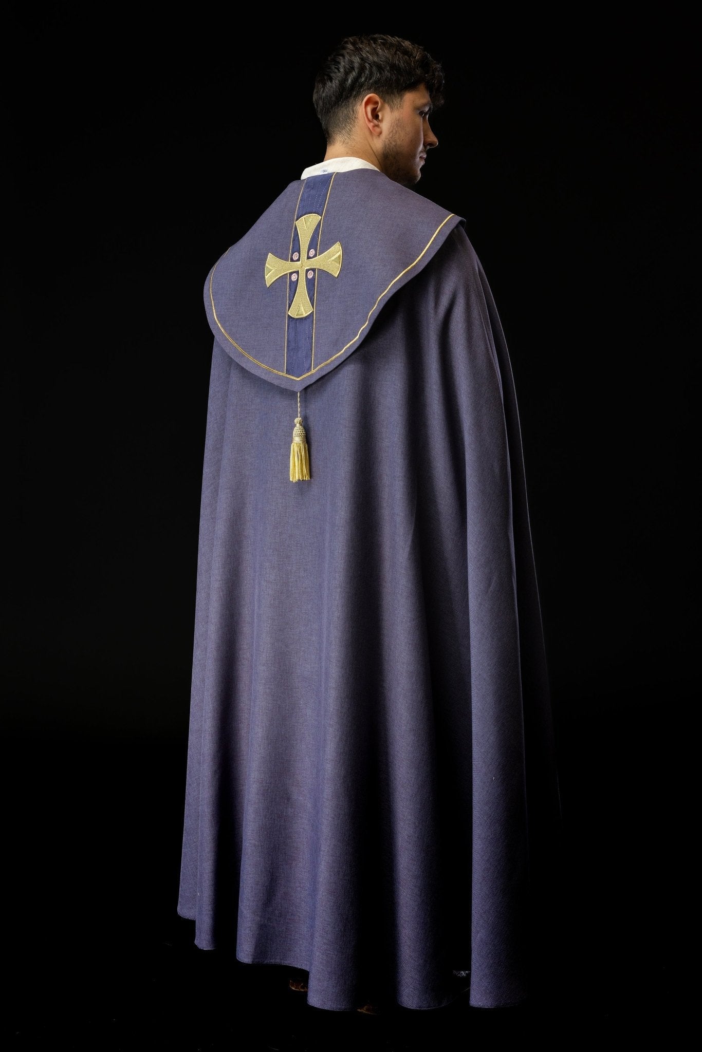 Capa de asperges com bordado de cruzes douradas e veludo roxo