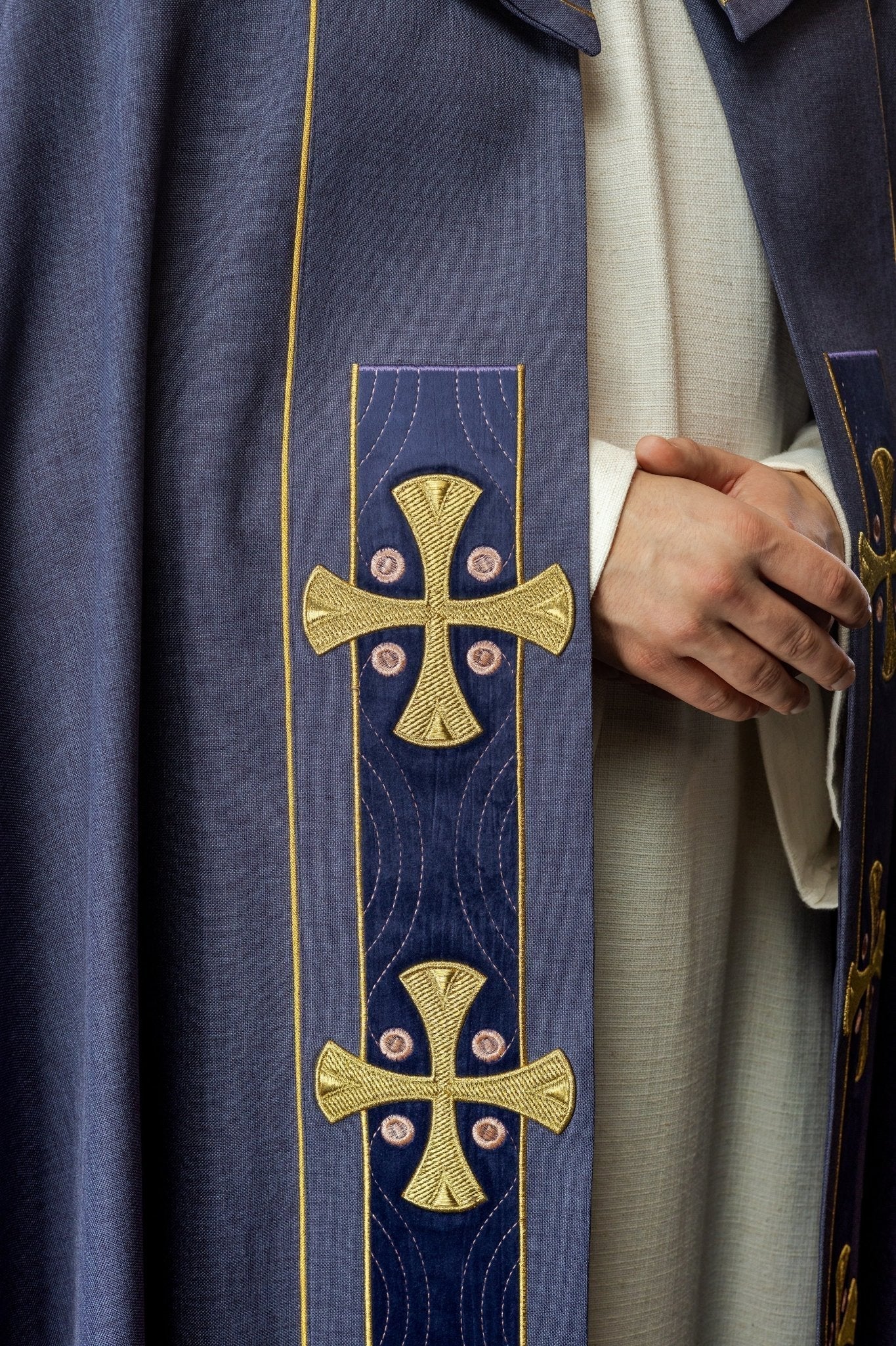 Capa de asperges com bordado de cruzes douradas e veludo roxo