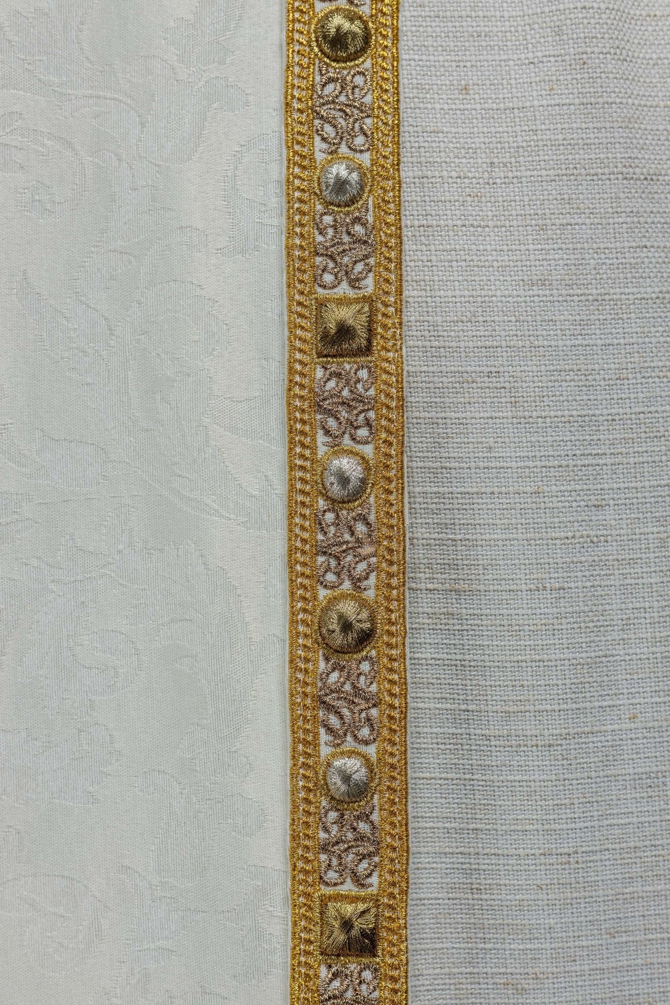 Capa de asperges com Cordeiro Pascal confeccionada em tecido ornamental
