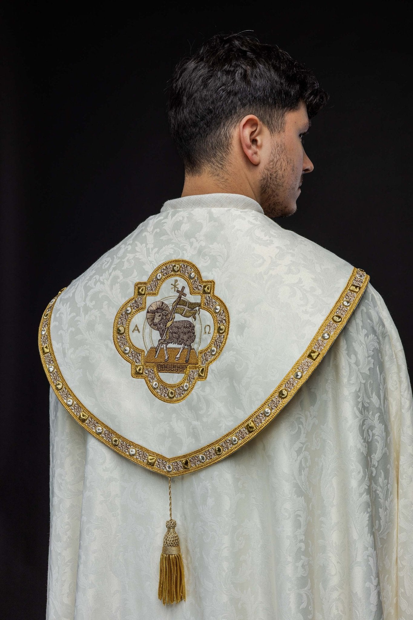 Capa de asperges com Cordeiro Pascal confeccionada em tecido ornamental