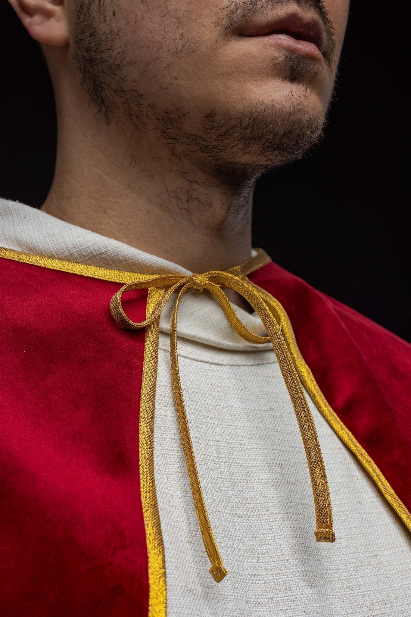 Capa de veludo de coroinha com amarração vermelha
