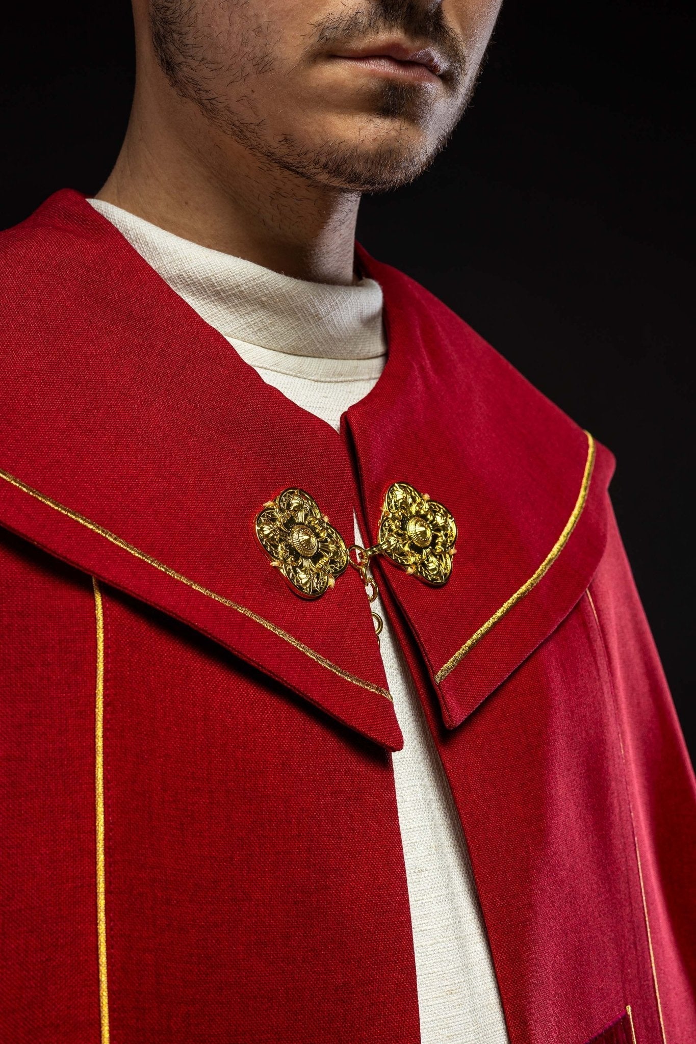 Capa de asperges com bordados de cruzes douradas e veludo vermelho