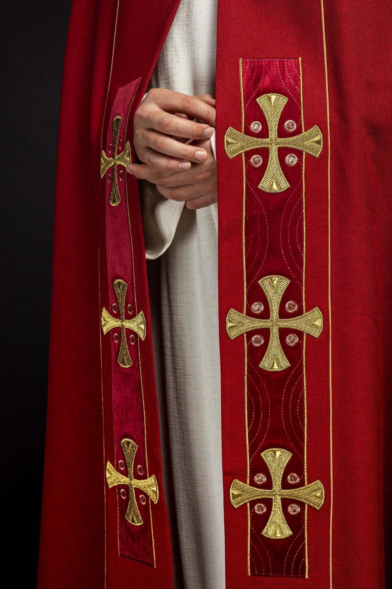 Capa de asperges com bordados de cruzes douradas e veludo vermelho