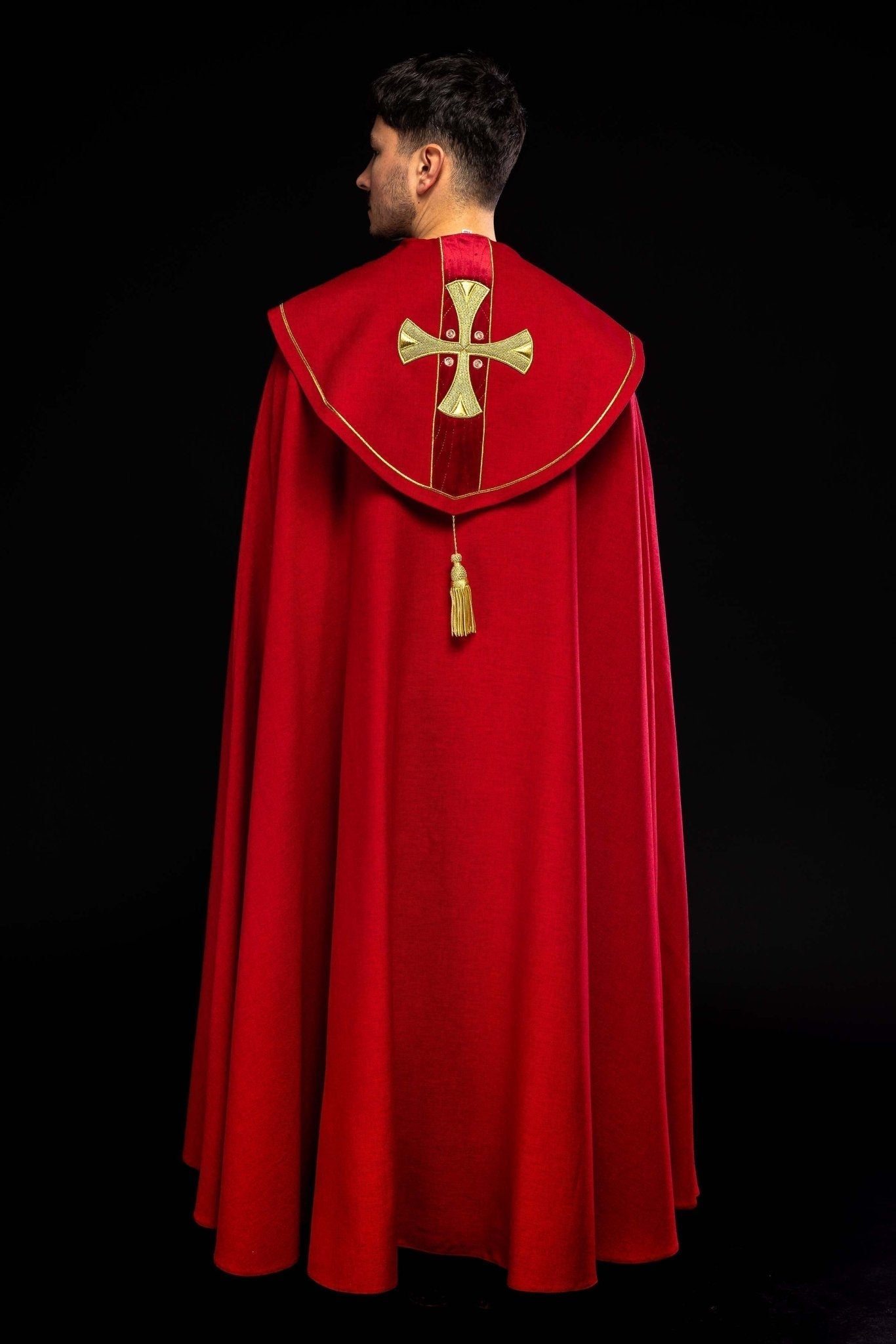 Capa de asperges com bordados de cruzes douradas e veludo vermelho