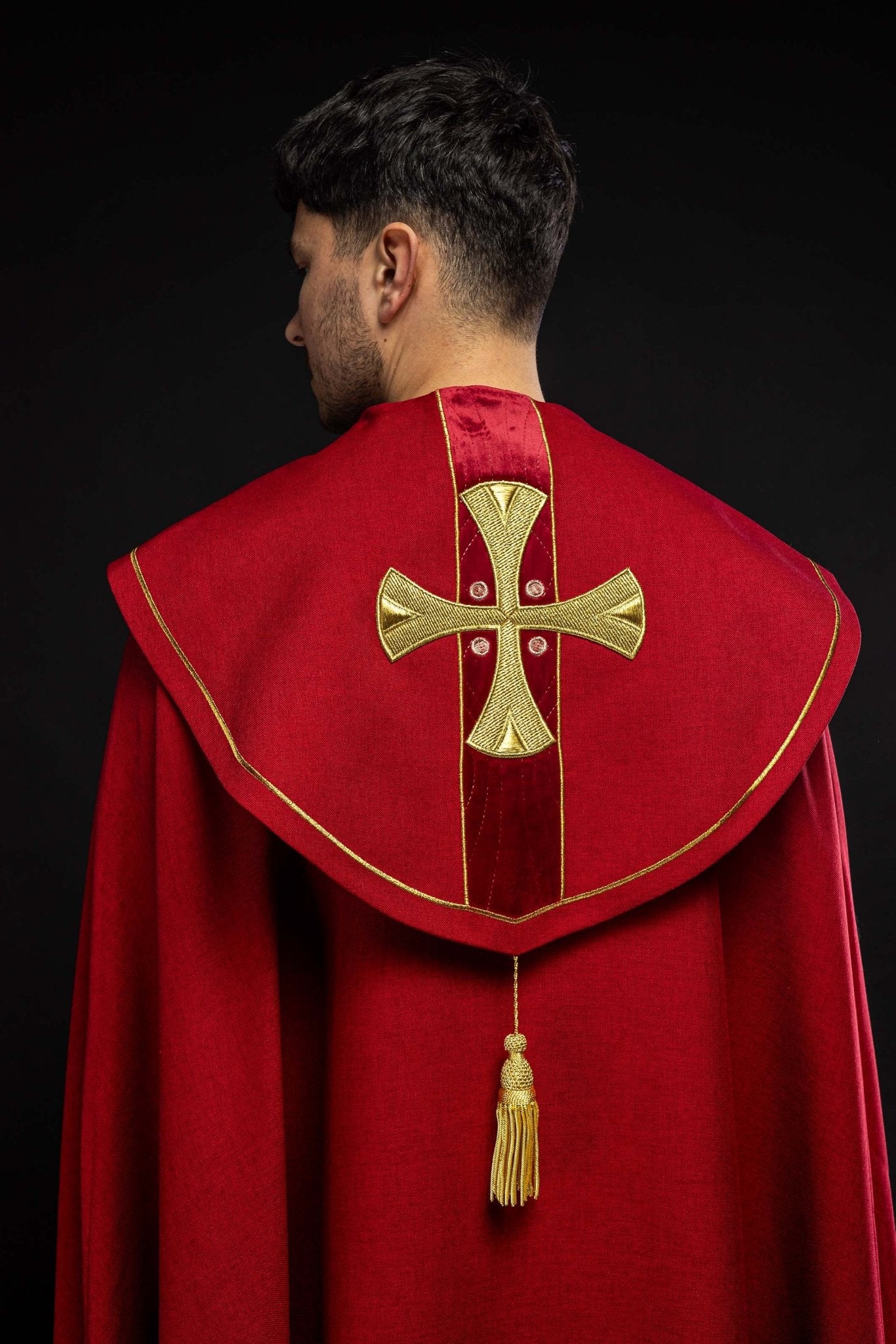 Capa de asperges com bordados de cruzes douradas e veludo vermelho
