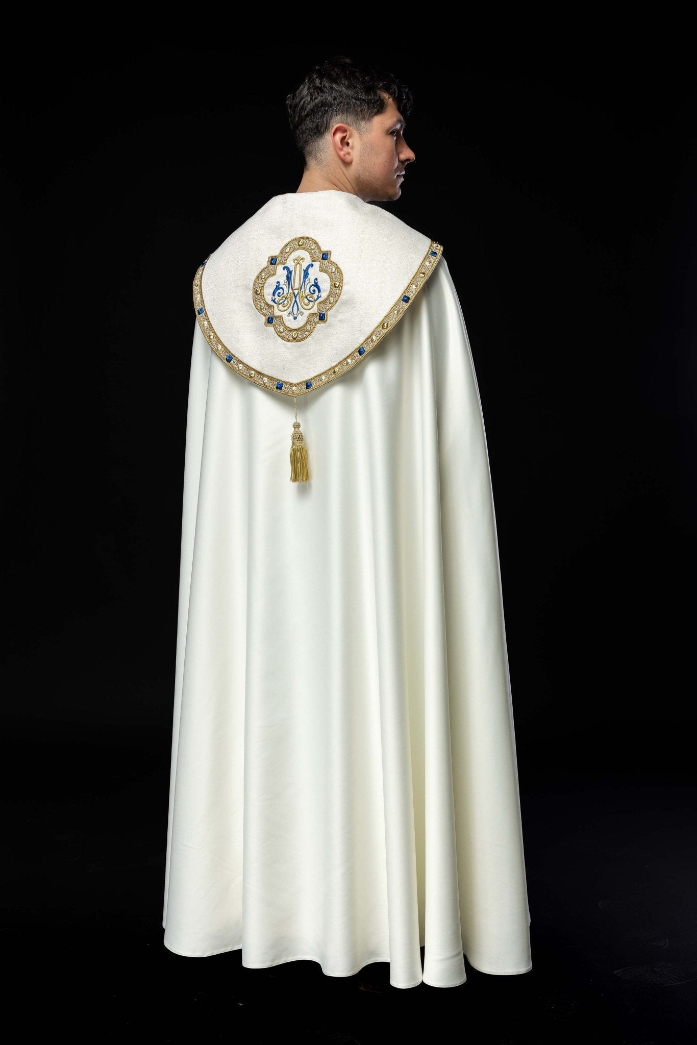 Capa de asperges litúrgica bordada com brasão mariano