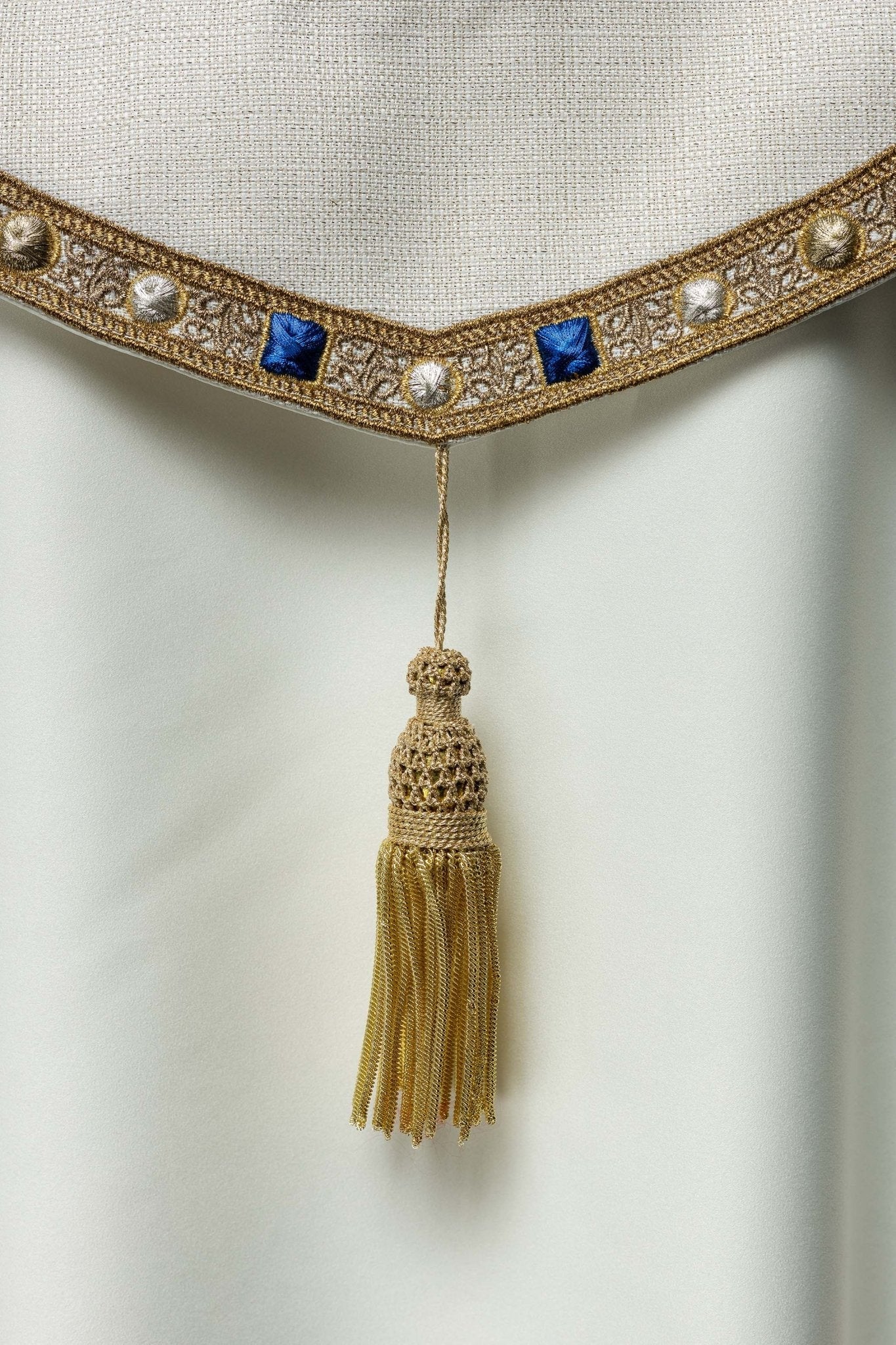 Capa de asperges litúrgica bordada com brasão mariano