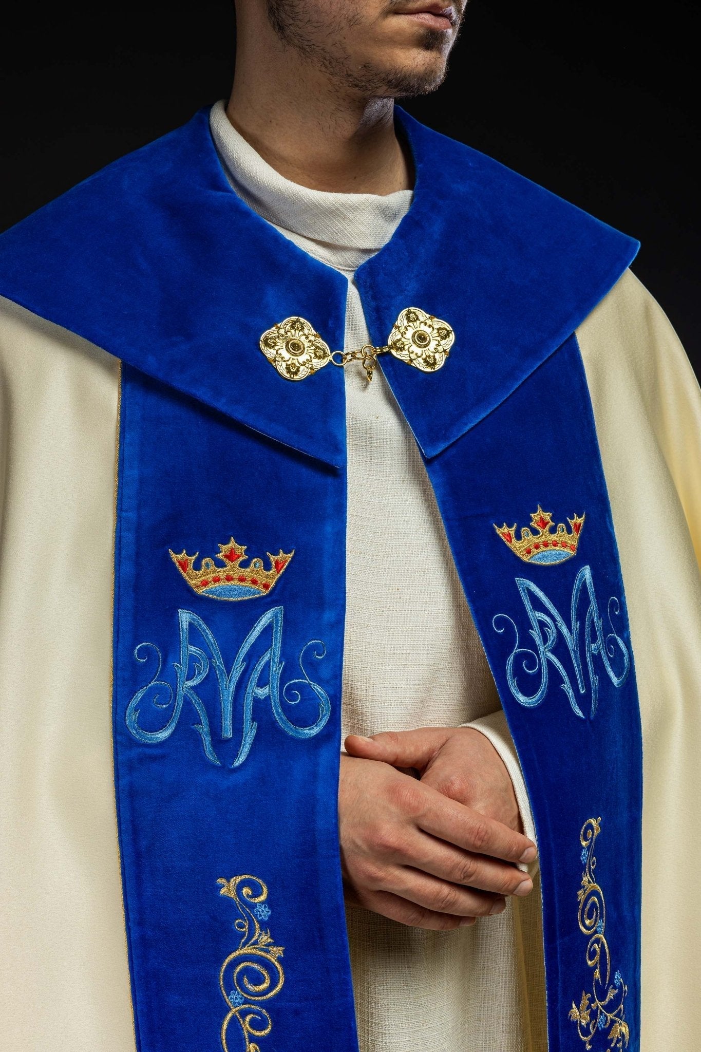 Capa de asperges creme com bordado mariano e detalhes em veludo azul
