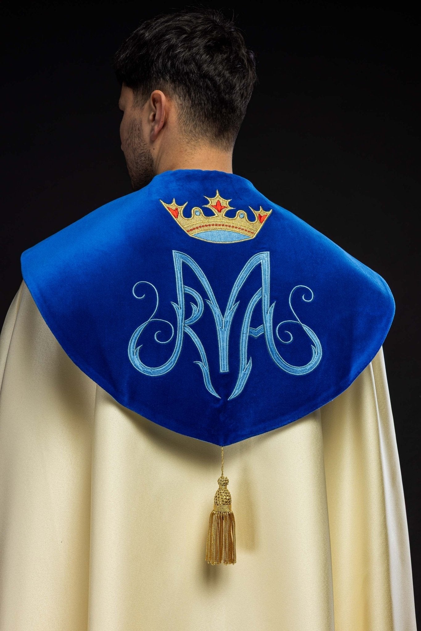 Capa de asperges creme com bordado mariano e detalhes em veludo azul