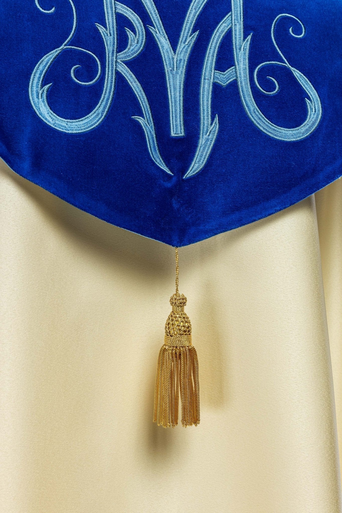 Capa de asperges creme com bordado mariano e detalhes em veludo azul