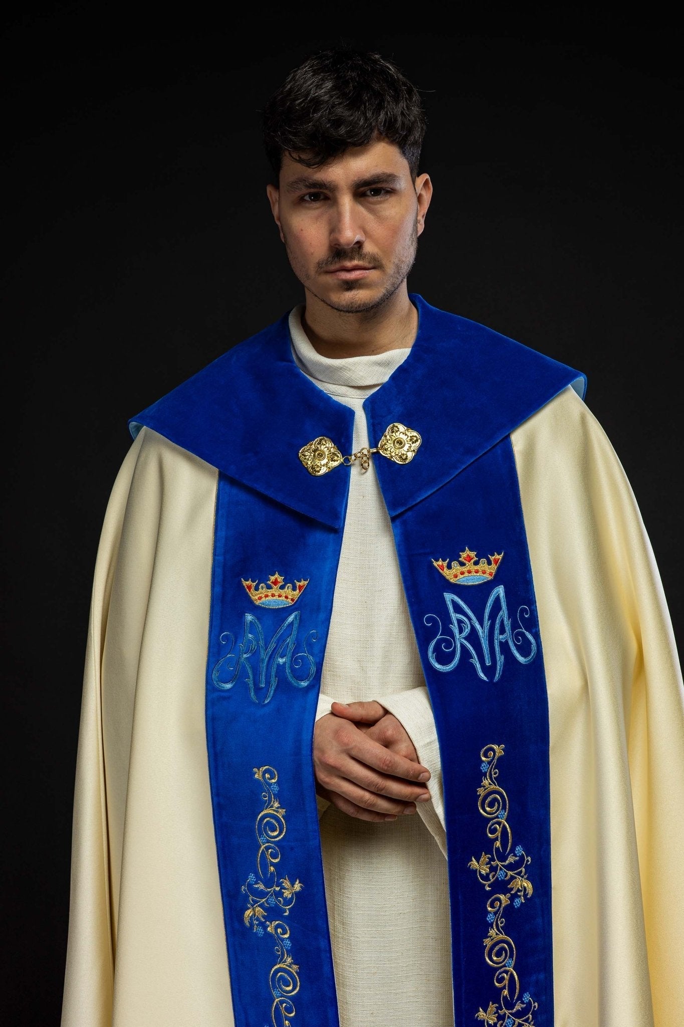 Capa de asperges creme com bordado mariano e detalhes em veludo azul