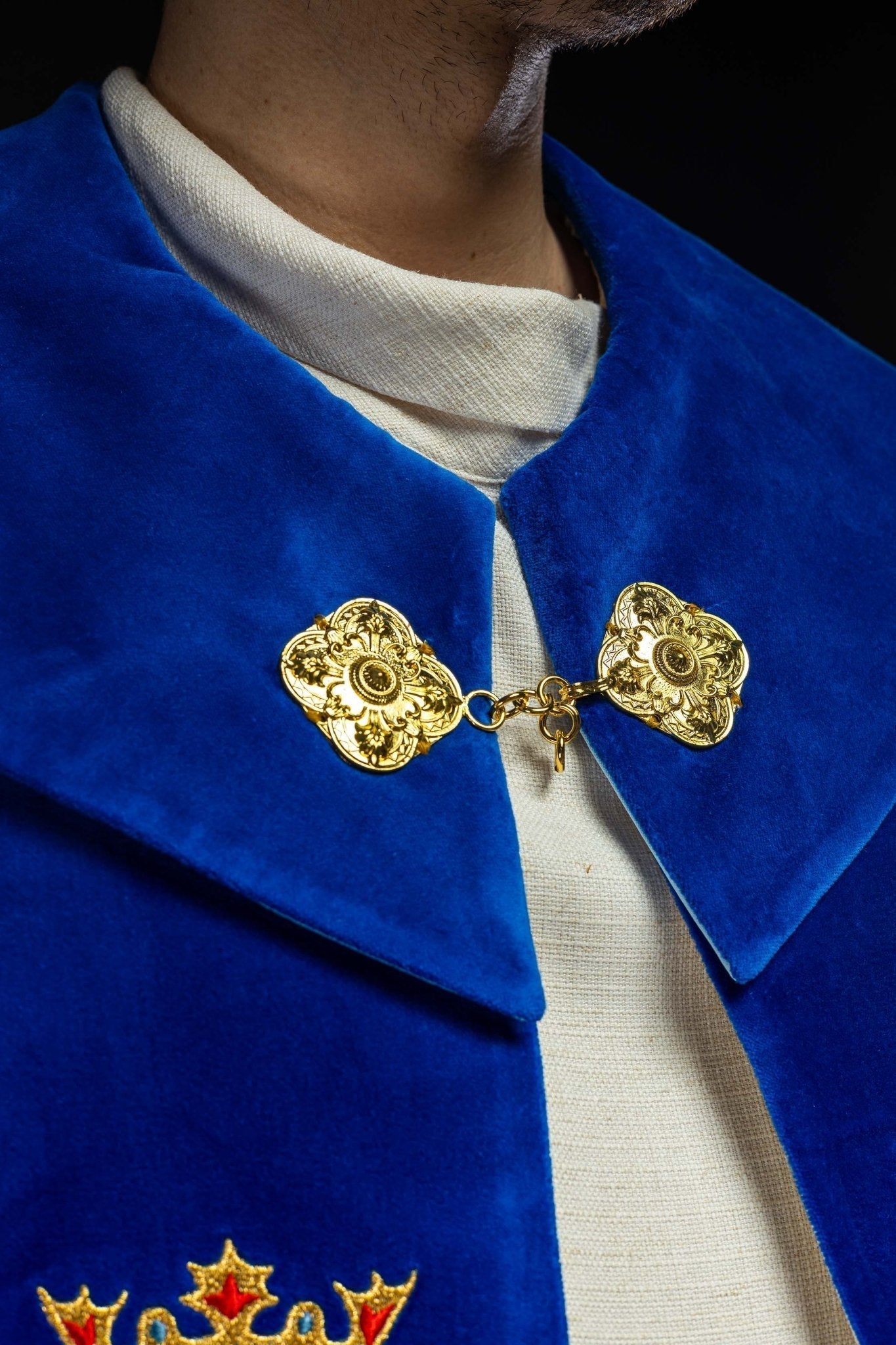 Capa de asperges creme com bordado mariano e detalhes em veludo azul
