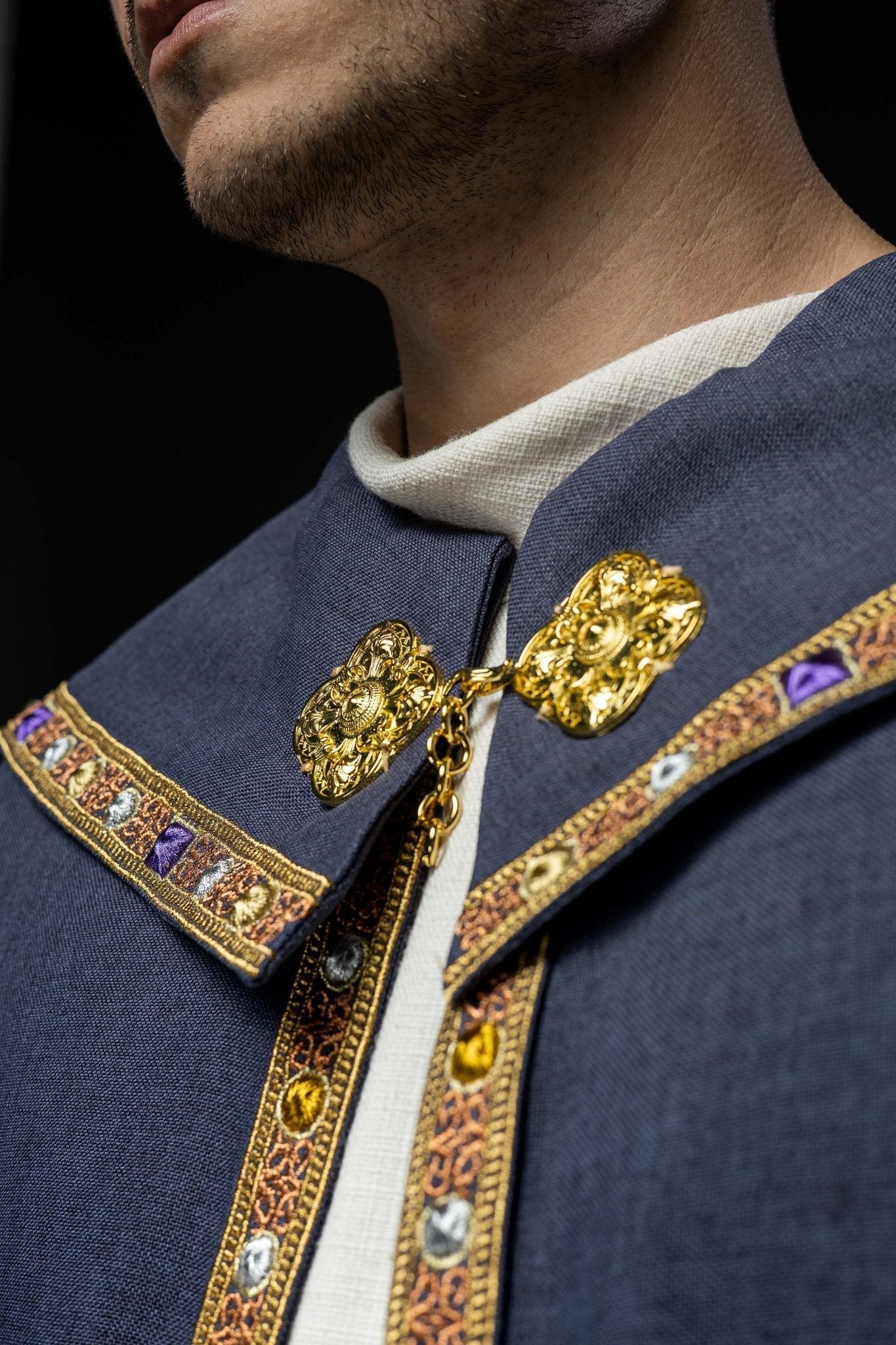 Capa de asperges roxa com IHS dourado
