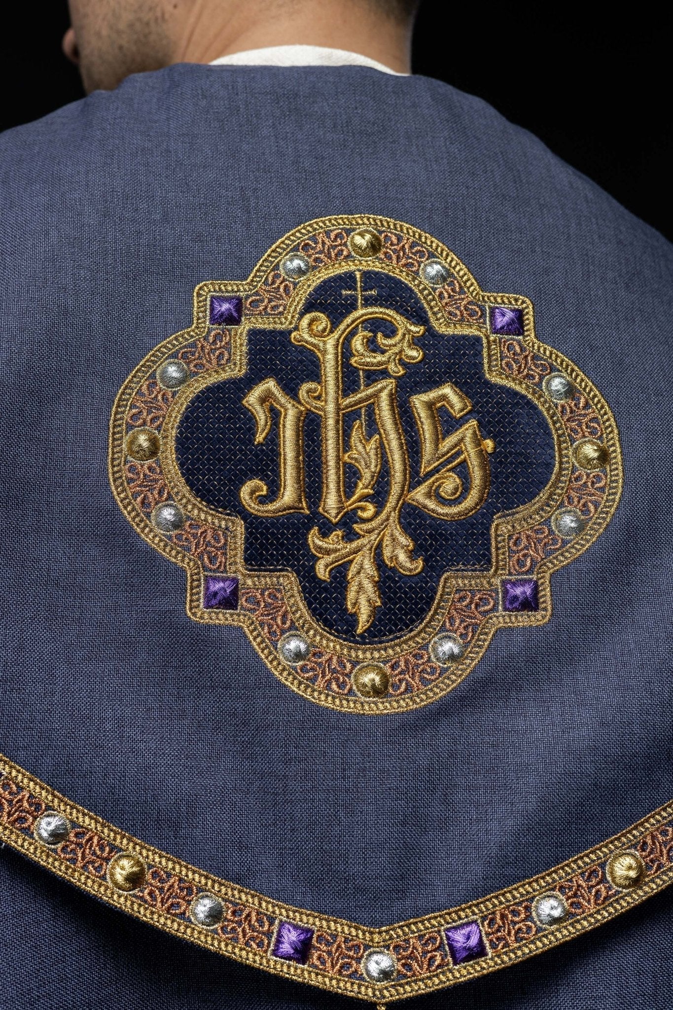 Capa de asperges roxa com IHS dourado