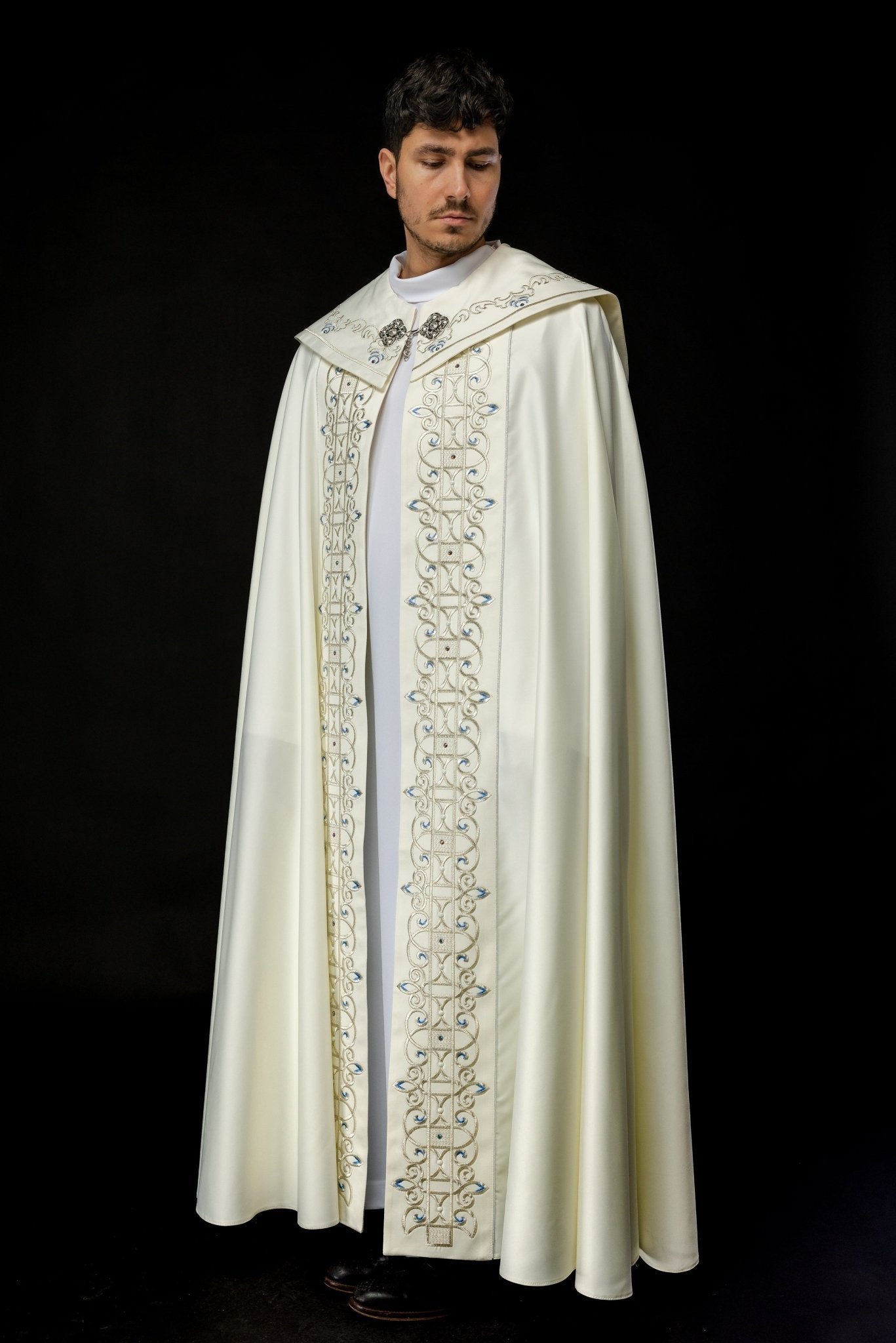 Capa de asperges litúrgica bordada com símbolo mariano