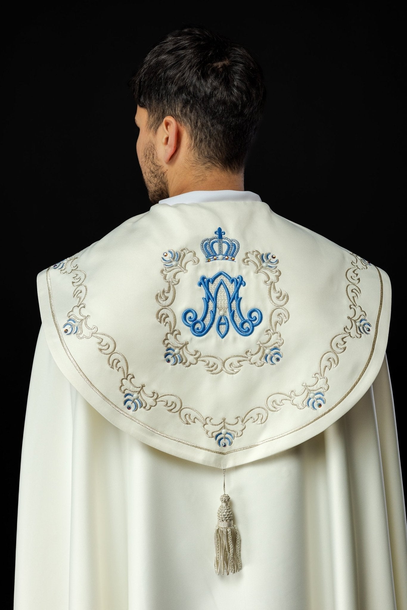 Capa de asperges litúrgica bordada com símbolo mariano