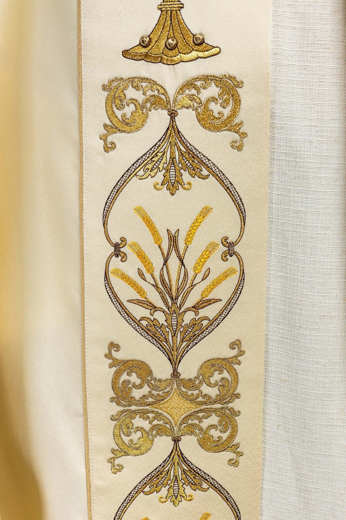 Capa de asperges litúrgica creme com cálice e IHS bordados