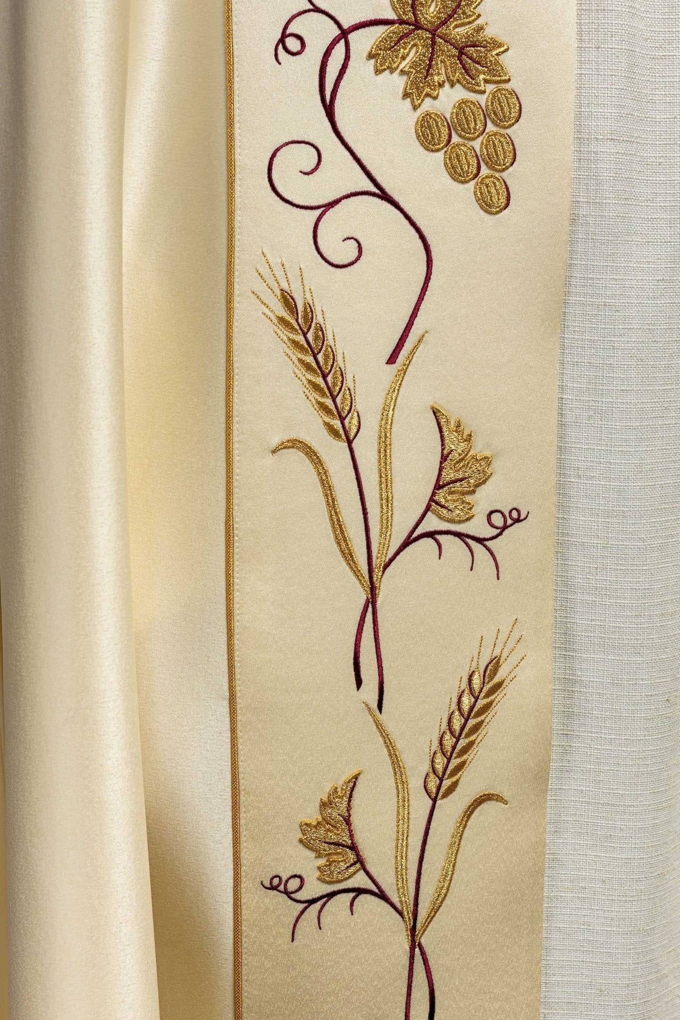 Capa de asperges com bordado IHS e uvas na cor creme