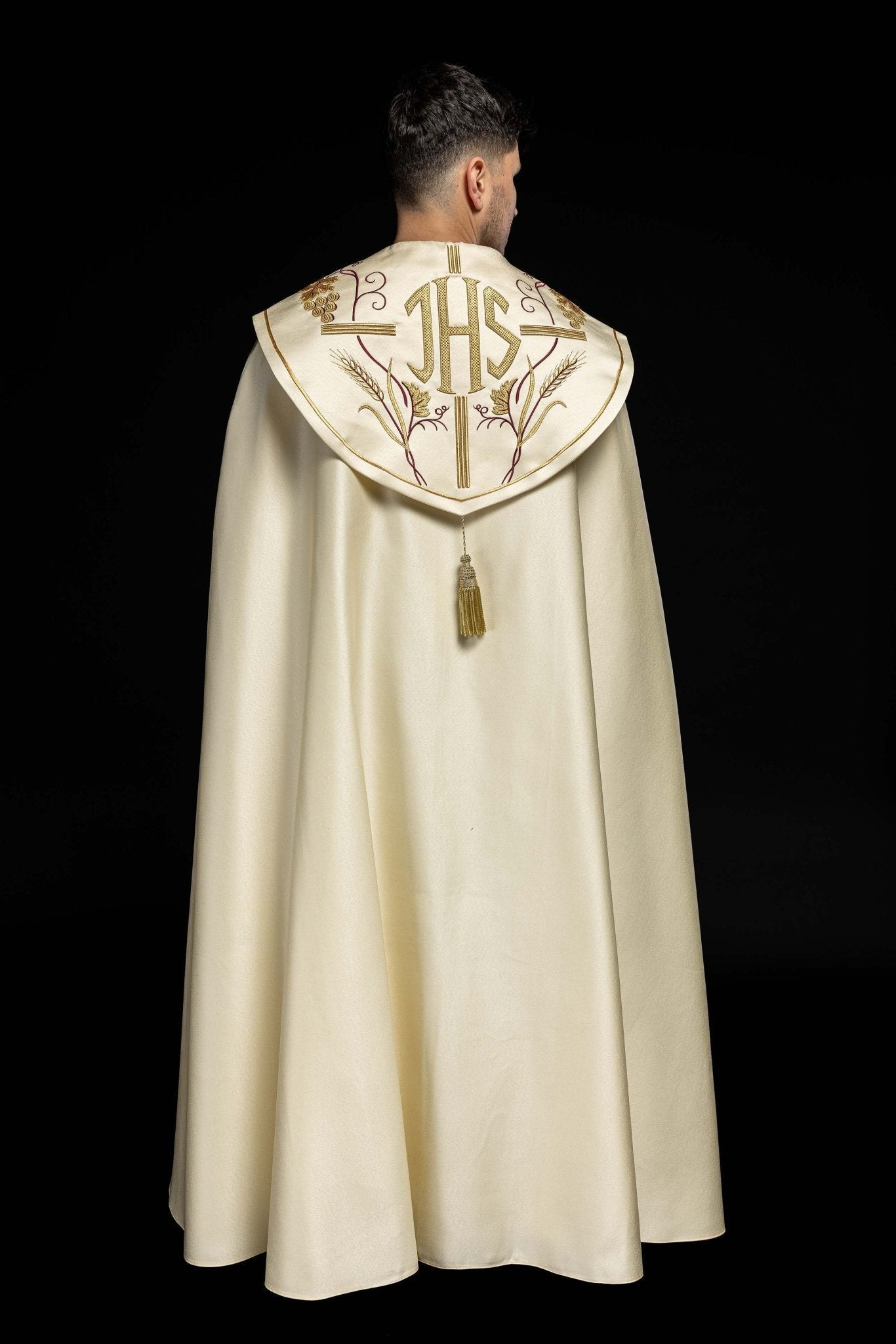 Capa de asperges com bordado IHS e uvas na cor creme