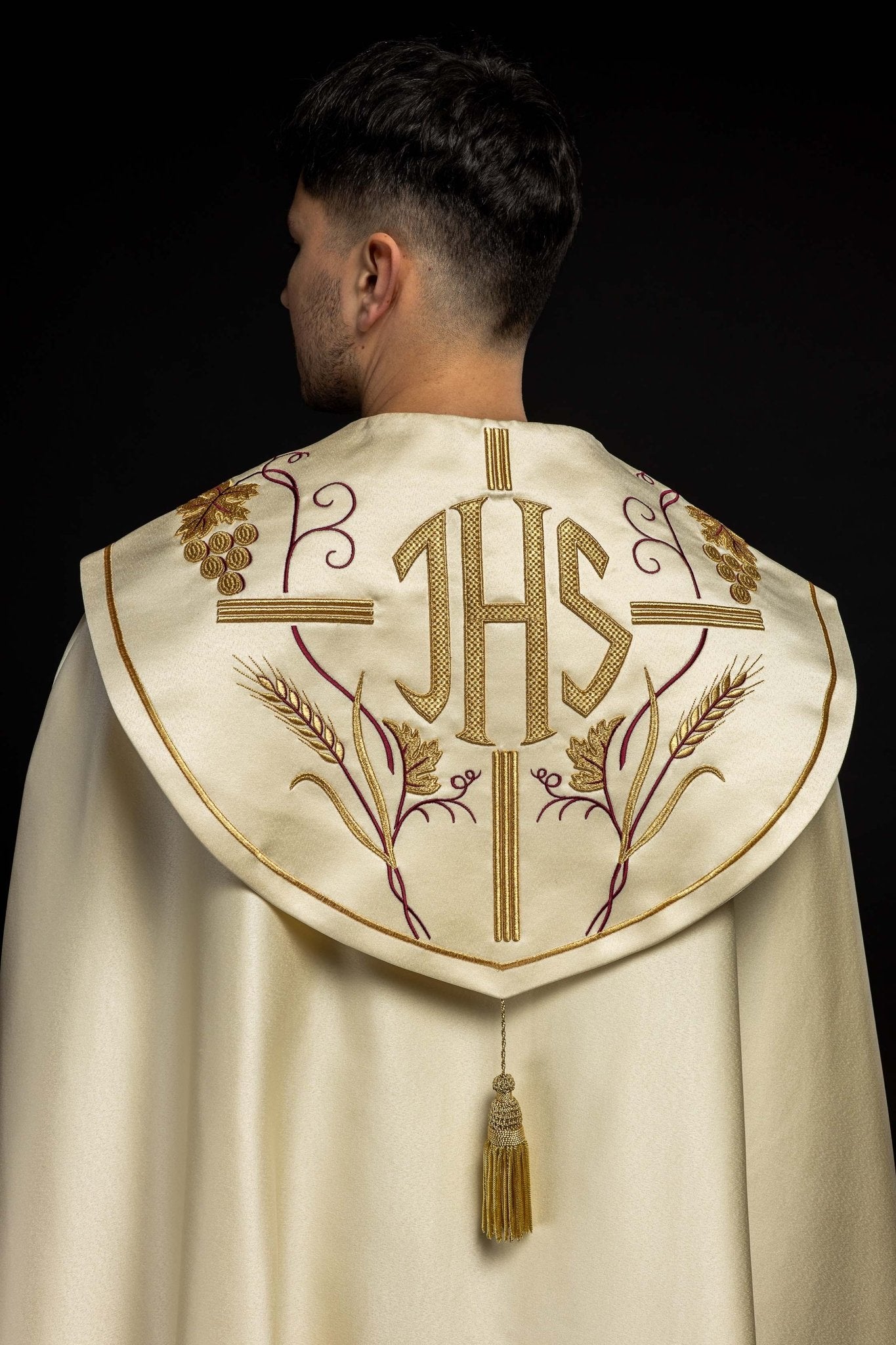 Capa de asperges com bordado IHS e uvas na cor creme