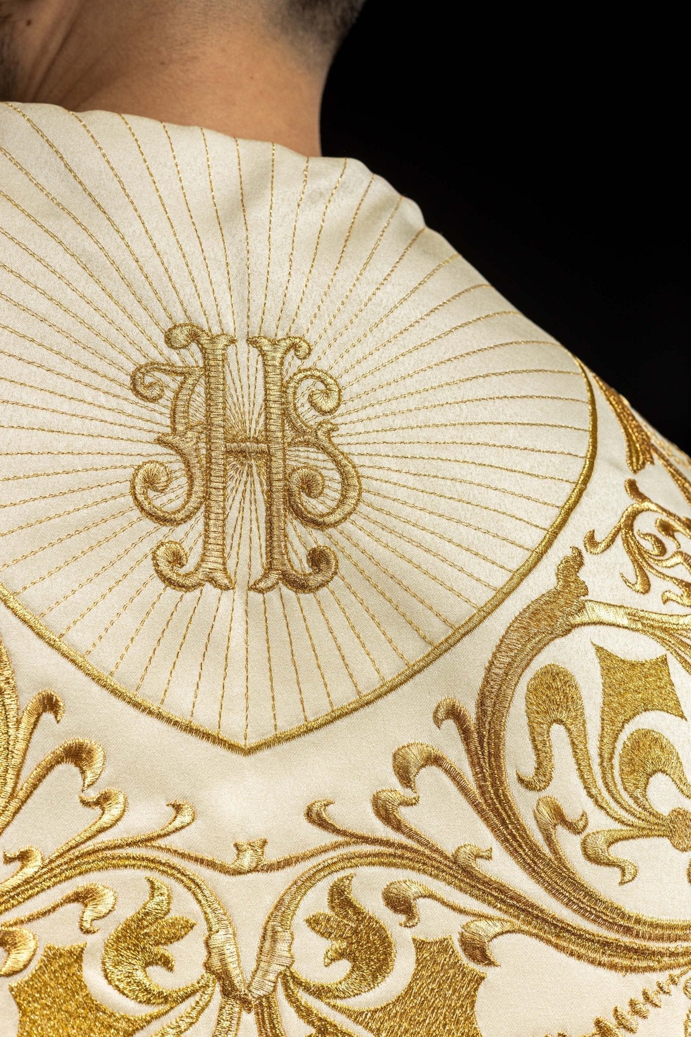 Capa de asperges litúrgica bordada IHS creme