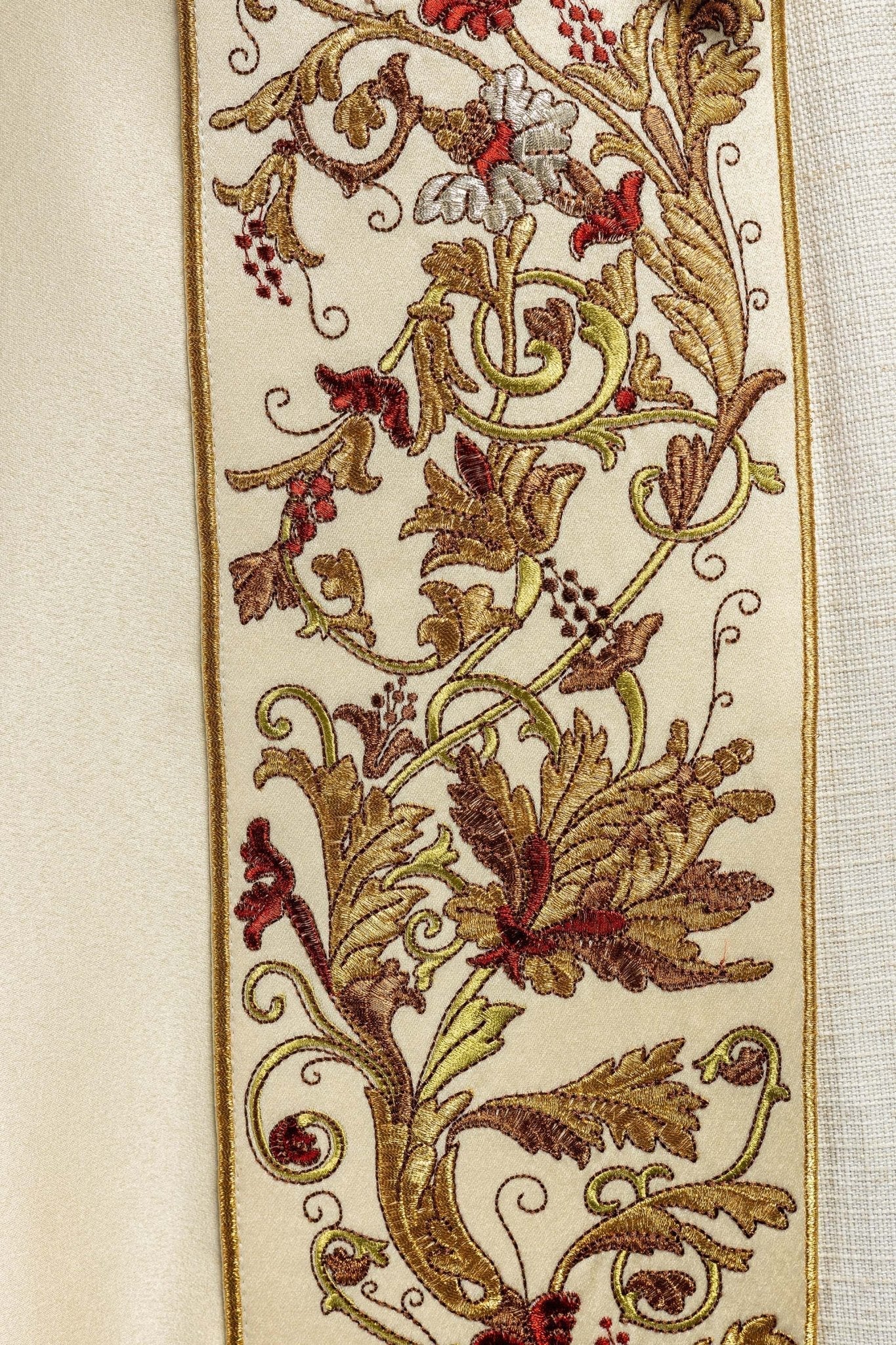 Capa de asperges de cetim creme com IHS bordado dourado