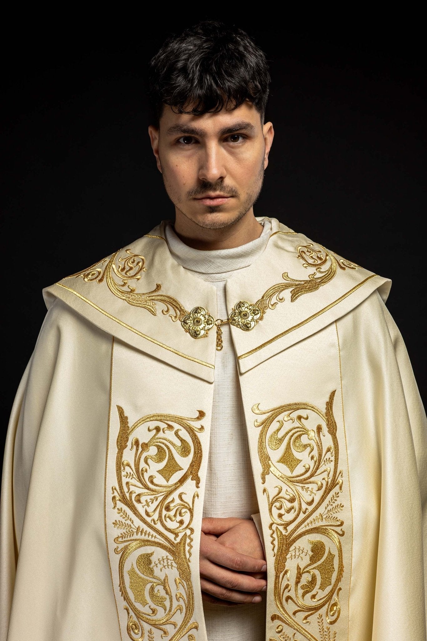 Capa de asperges litúrgica bordada IHS creme