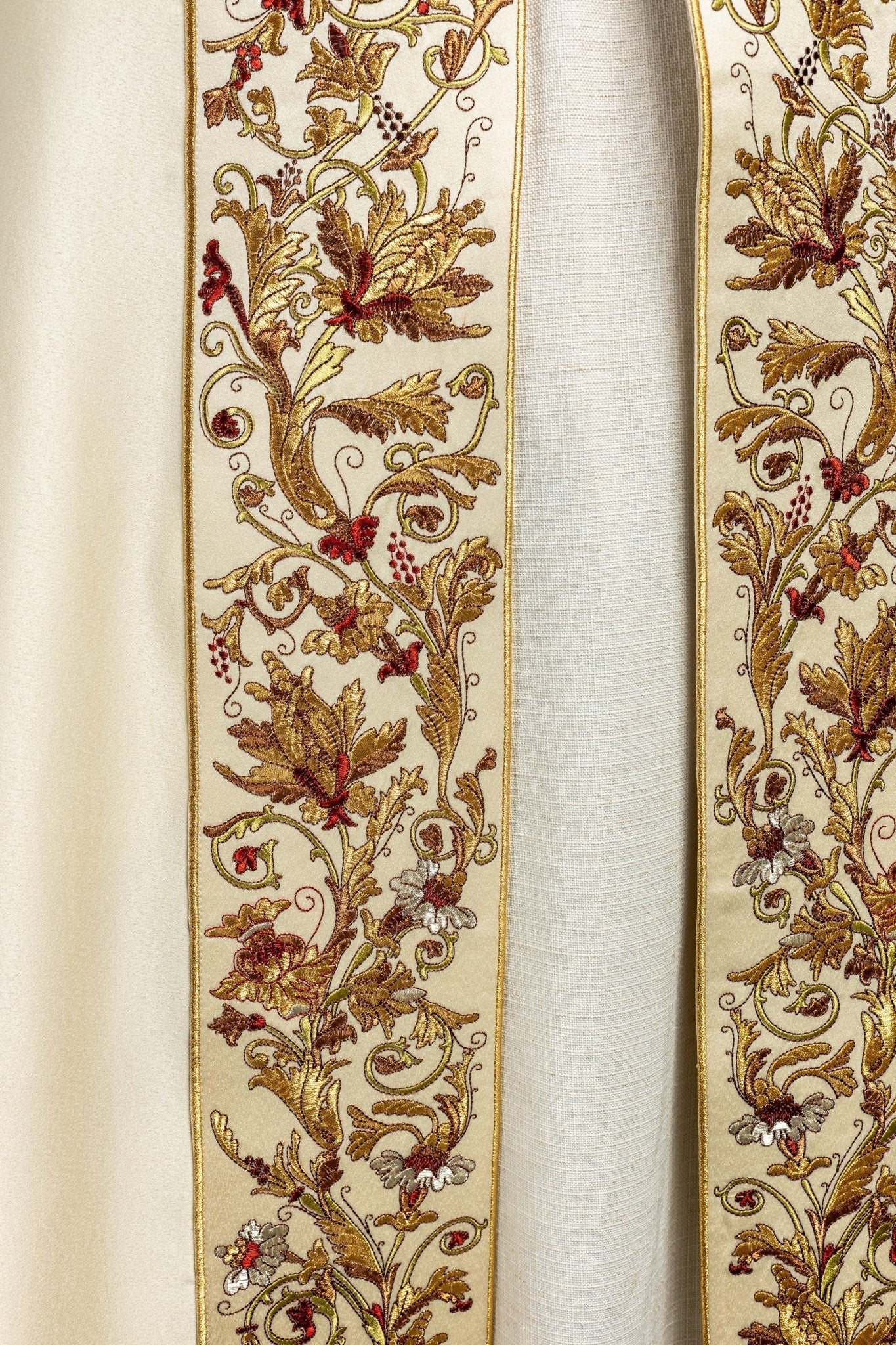 Capa de asperges de cetim creme com IHS bordado dourado