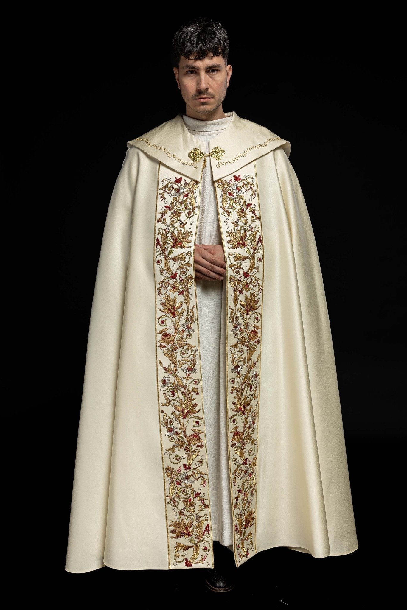 Capa de asperges de cetim creme com IHS bordado dourado