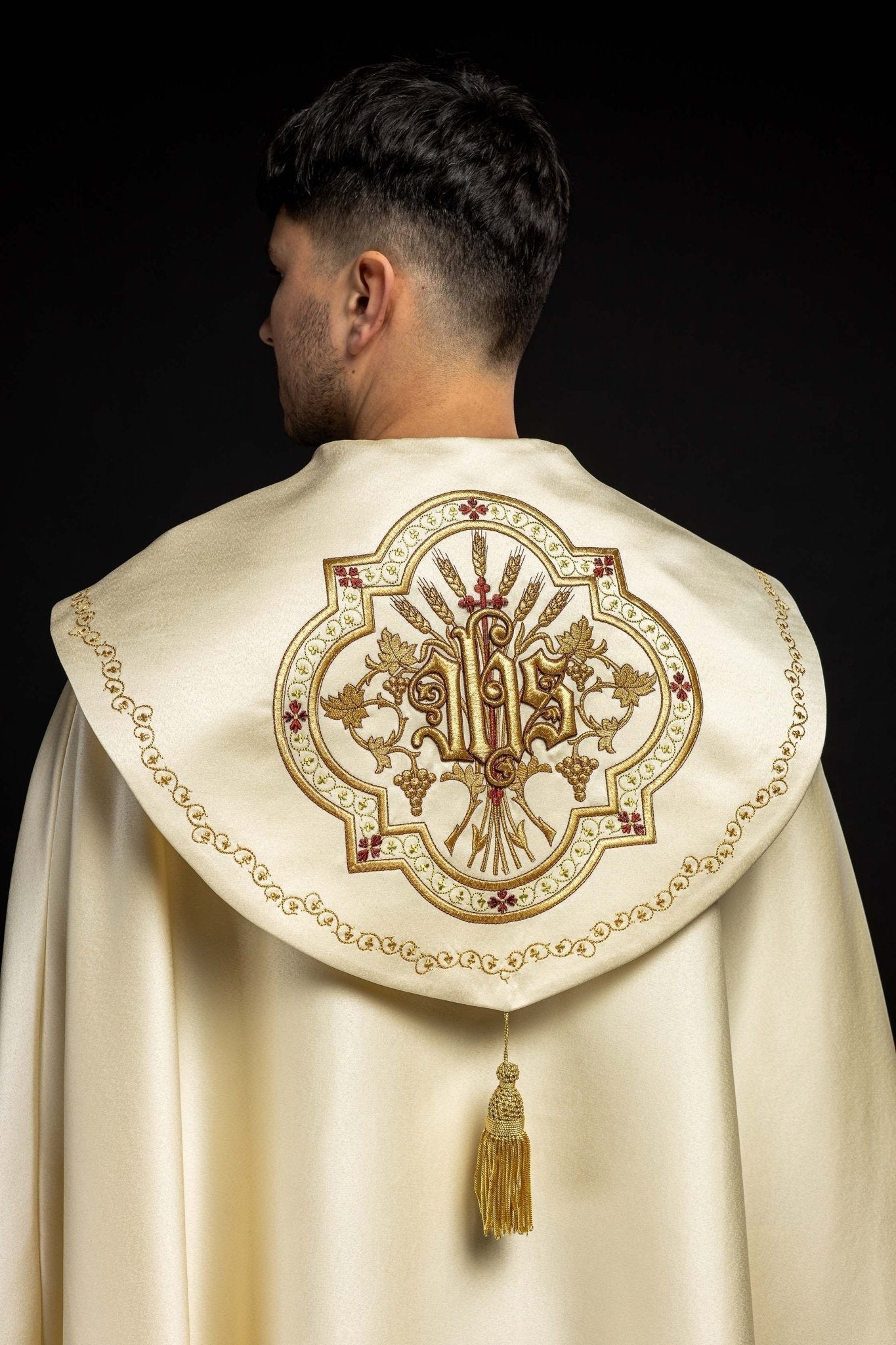 Capa de asperges de cetim creme com IHS bordado dourado