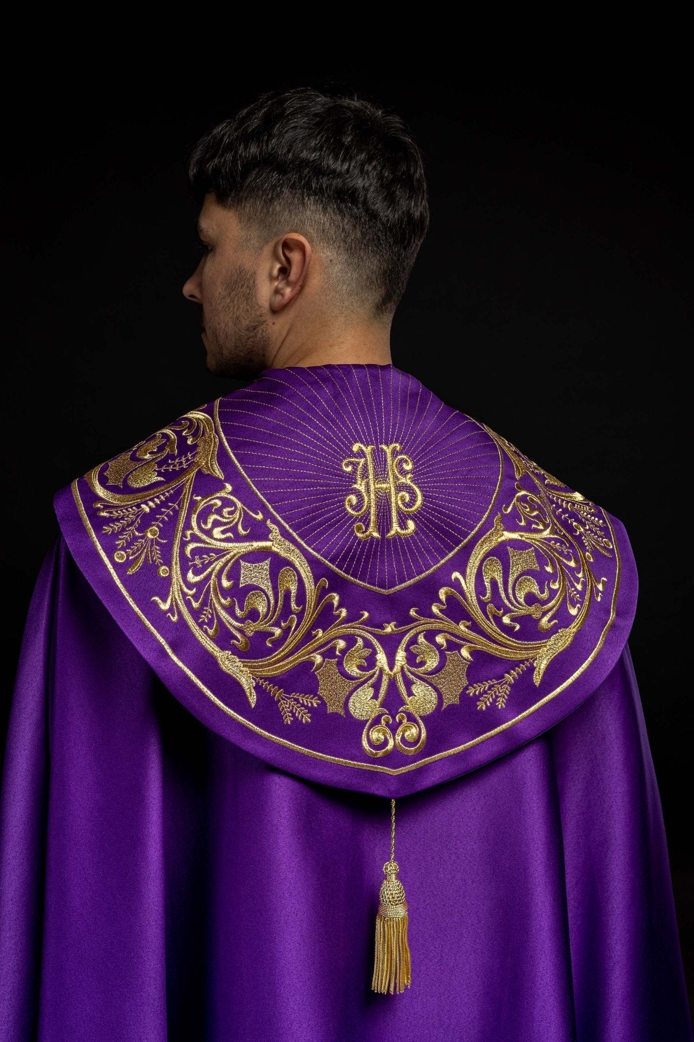 Capa de asperges litúrgica roxa com monograma IHS dourado