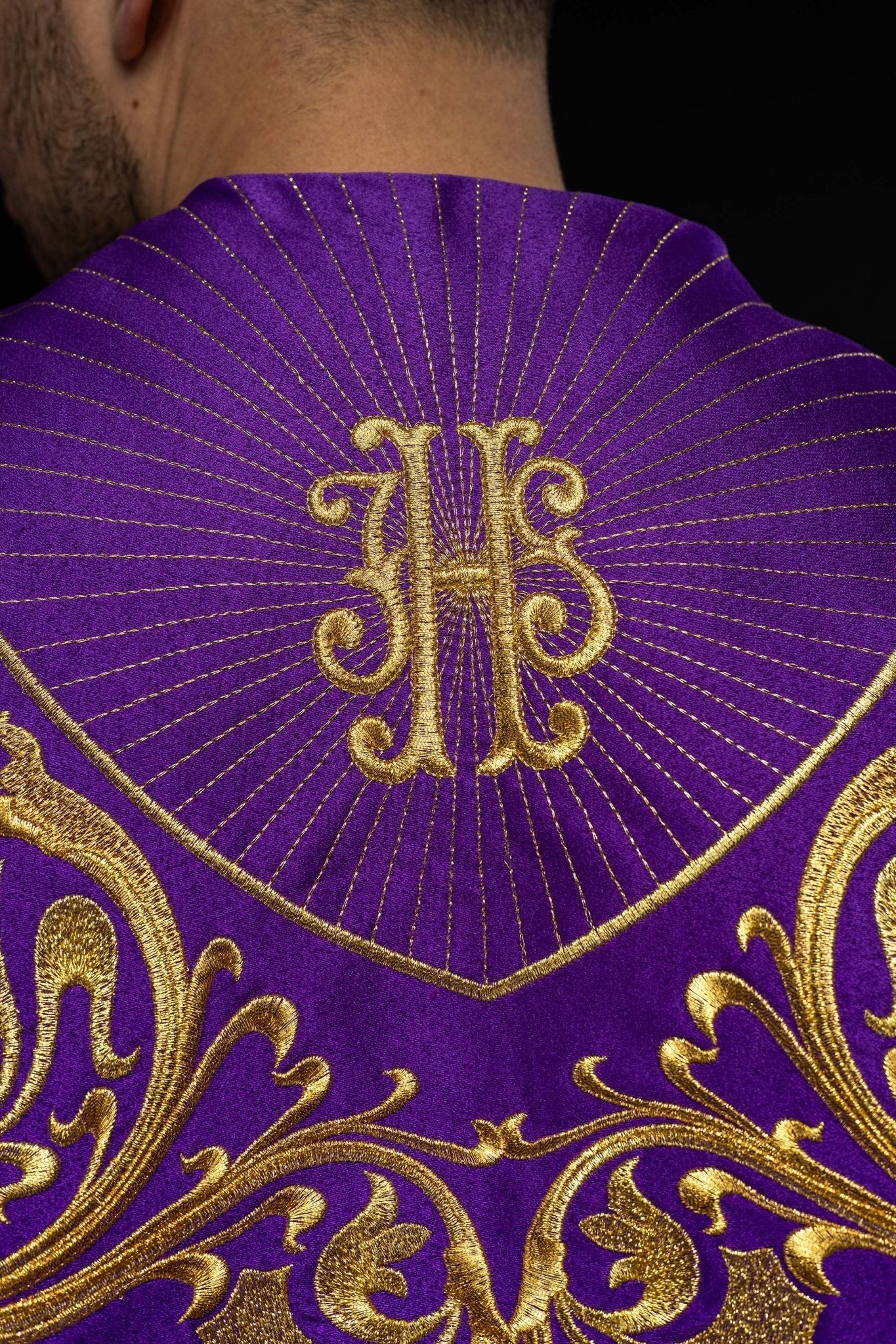 Capa de asperges litúrgica roxa com monograma IHS dourado