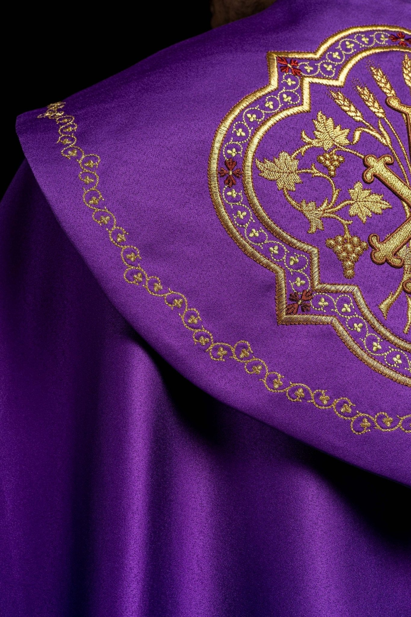 Capa de asperges eucarística monograma Chi-Rho roxa