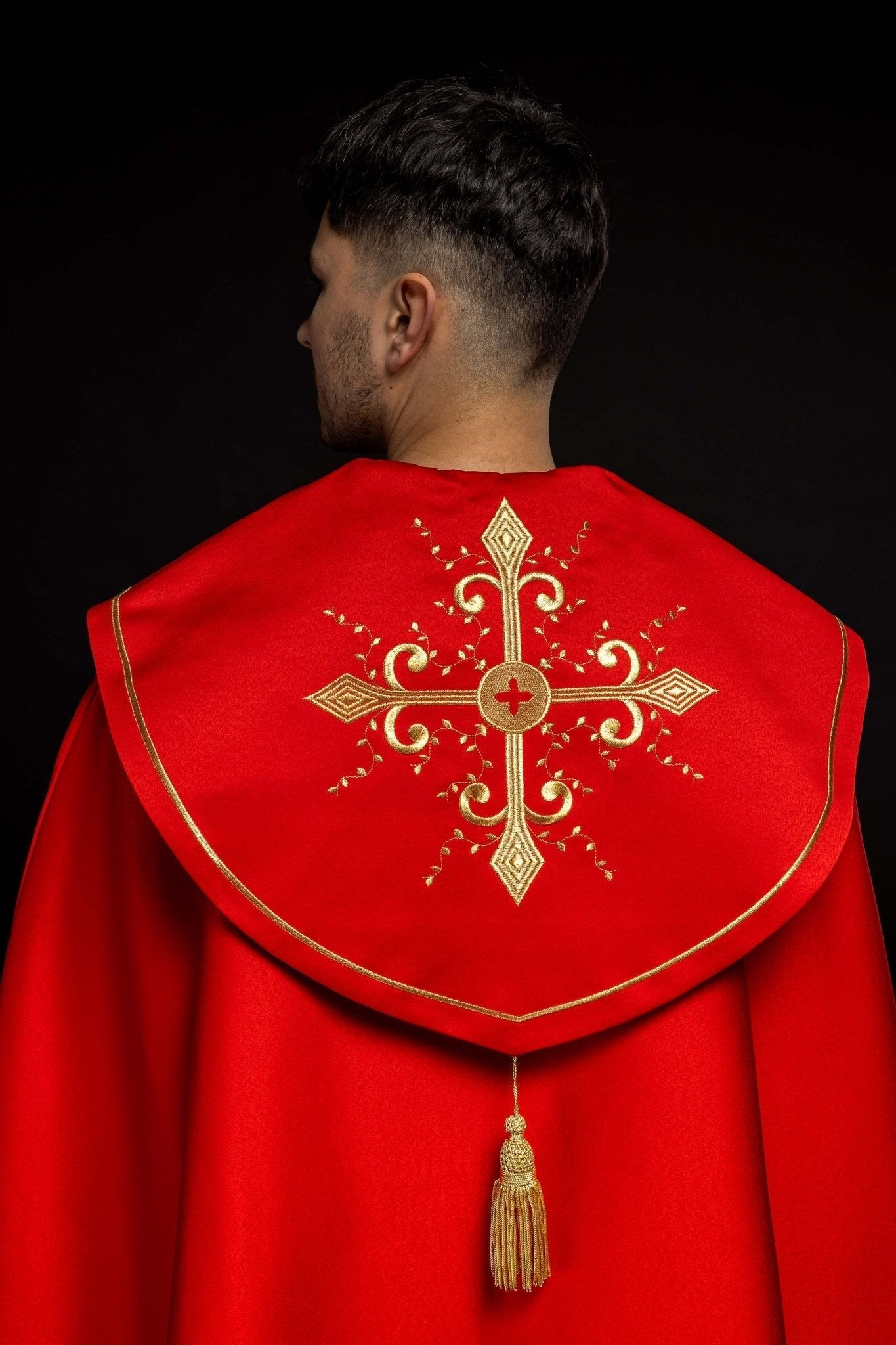 Capa de asperges litúrgica vermelha com bordado de cruzes douradas