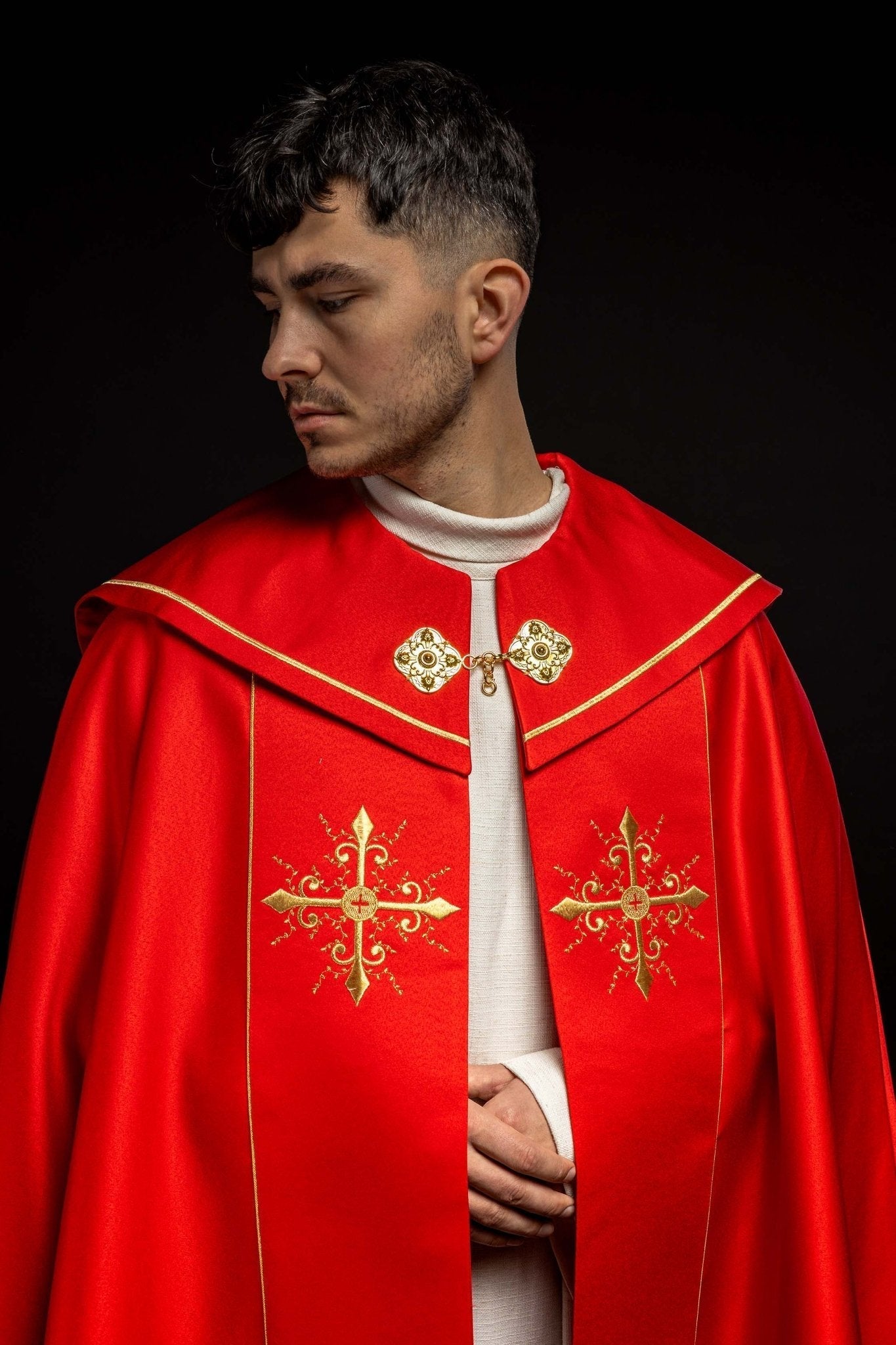 Capa de asperges litúrgica vermelha com bordado de cruzes douradas