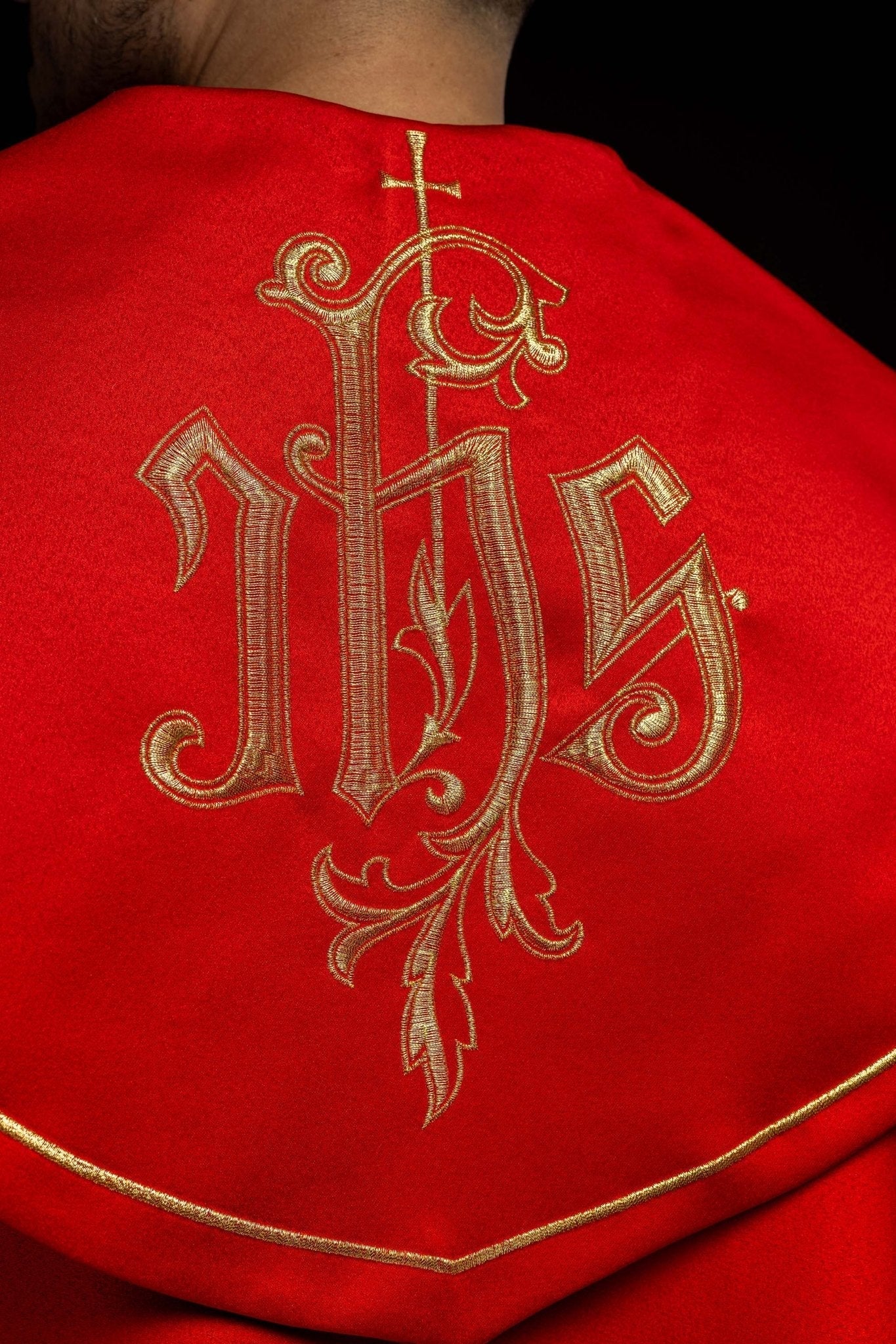 Capa de asperges eucarística monograma IHS vermelha