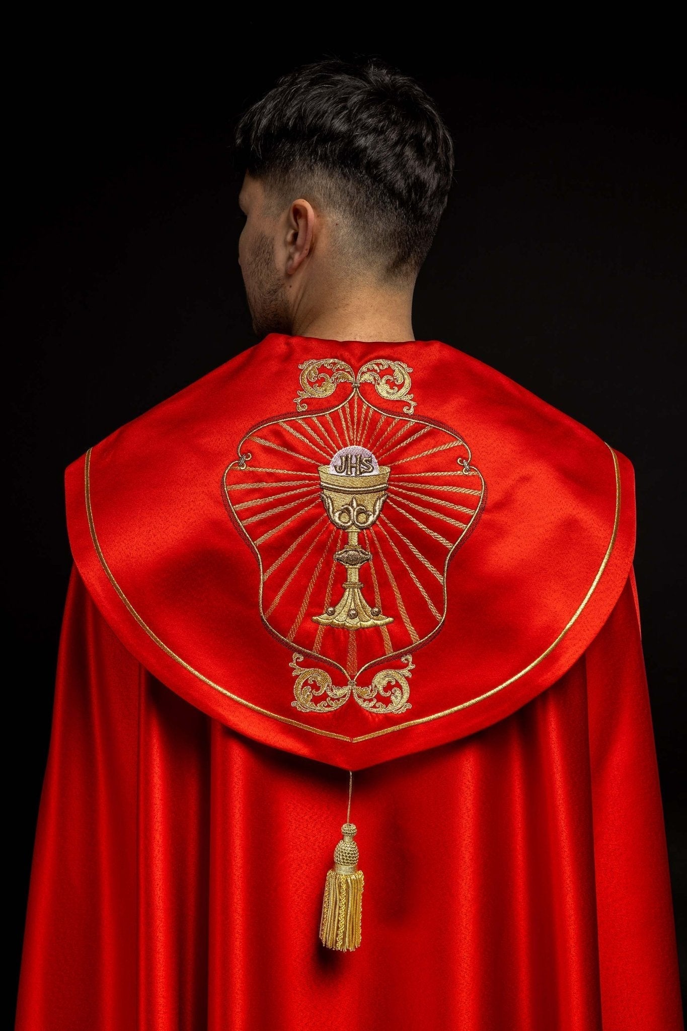 Capa de asperges litúrgica vermelha com bordado de cálice e IHS