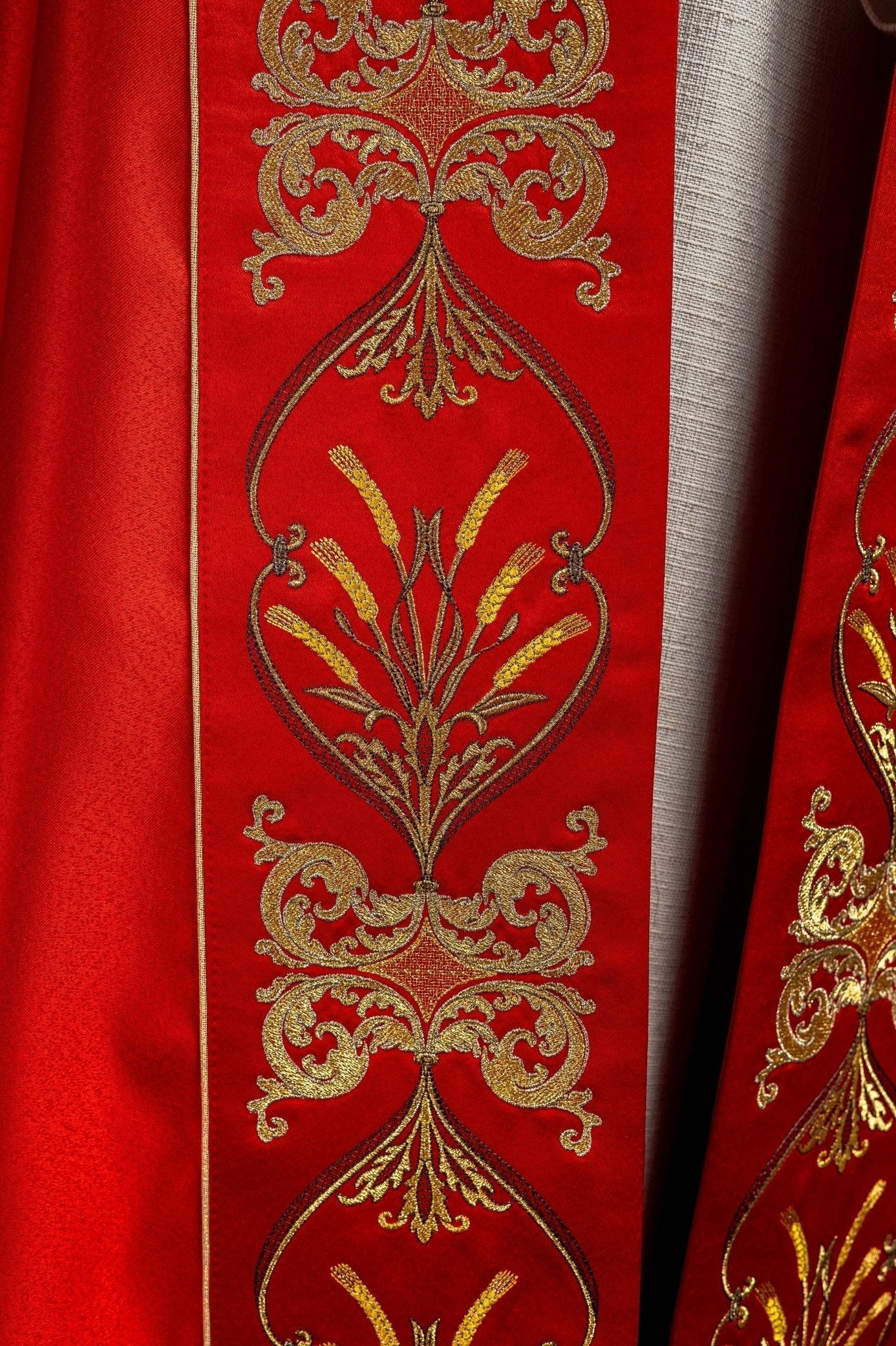 Capa de asperges litúrgica vermelha com bordado de cálice e IHS