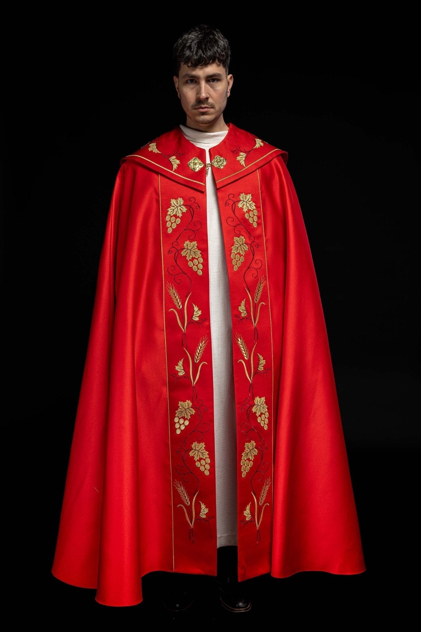 Capa de asperges litúrgica vermelha com bordado dourado IHS e uvas
