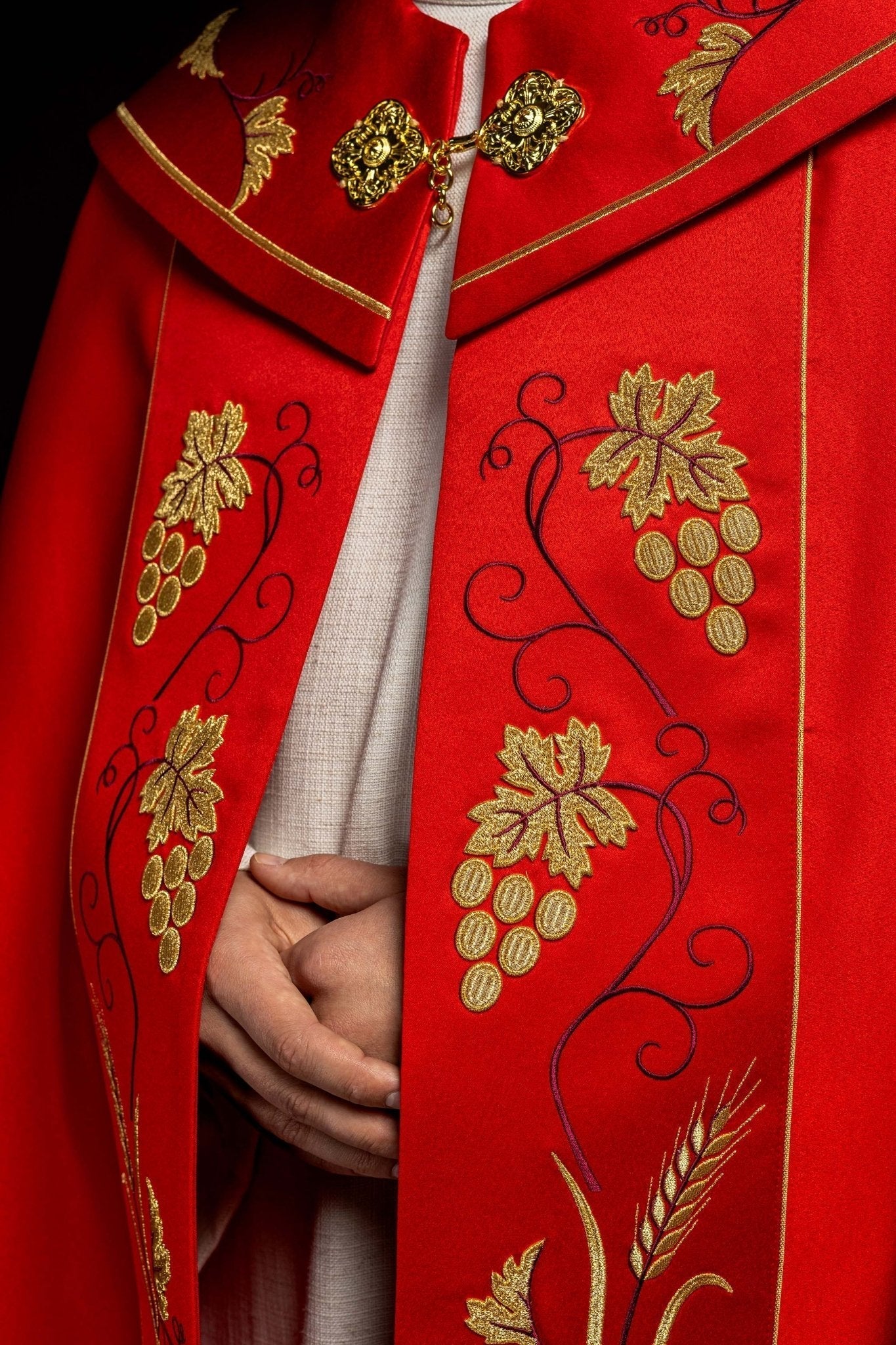 Capa de asperges litúrgica vermelha com bordado dourado IHS e uvas