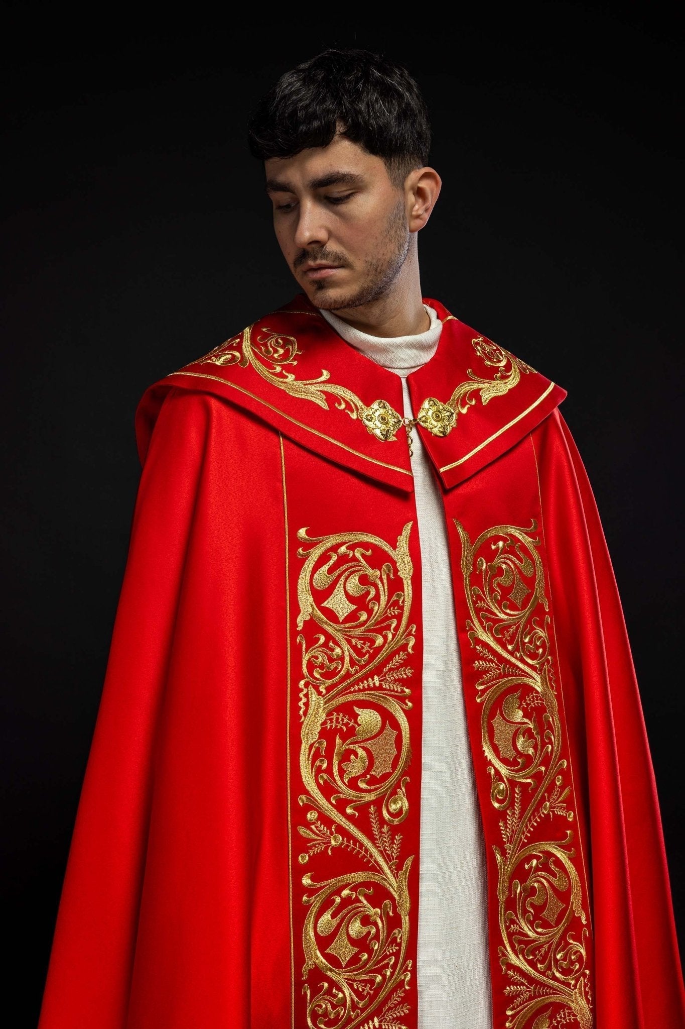 Capa de asperges litúrgica vermelha com bordado IHS